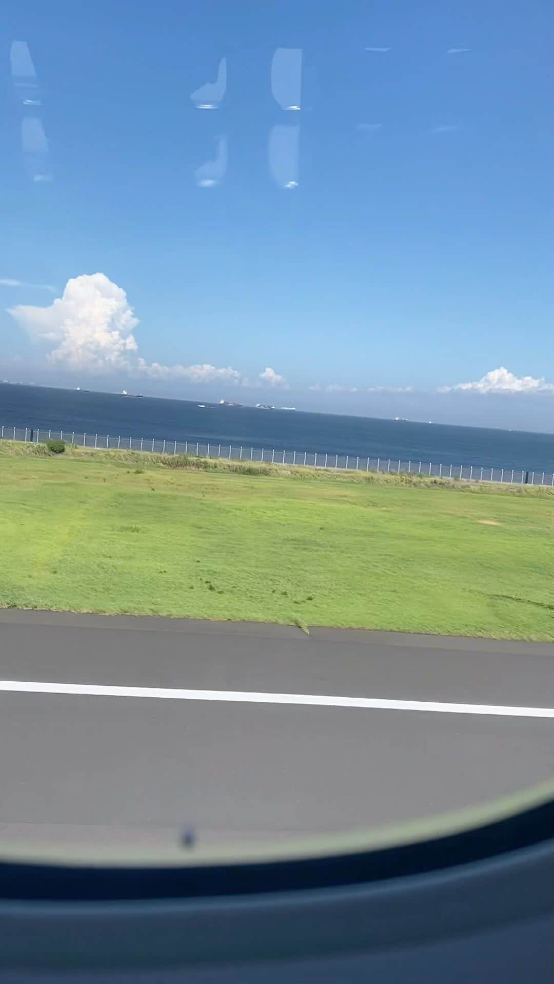 大社カリンのインスタグラム：「北海道、夏の陣です。サマーウォーズ。  大社家は集まると本当に人数すごいので (フルの時は14人だった) 目まぐるしくて、ほぼ脳みそ使ってない約1週間。 でもこういう旅って、姪っ子や甥っ子達が大人になった時に小さい頃の記憶としてずっと思い出す大切な夏休みなんだよなあ🌻  サウナ後15年ぶりくらいに 弟と風呂に入って語ったり(水着でだよ) 父と叔父の兄弟感を目の当たりにして微笑ましかったり 姉と兄嫁と辛辣な会話して笑ったり 兄と叔父と弟と夜更けまで振り返りしたり ちびっ子達の飴ちゃん争奪大戦争勃発したり ホームシックみたいになったり🐕  とにかく目まぐるしかった笑  子供達差し置いて先にザンギを片頬に入れる叔父叔母の私と弟。  ご先祖様に感謝したし、今の周り全てに感謝できた。  生きる」