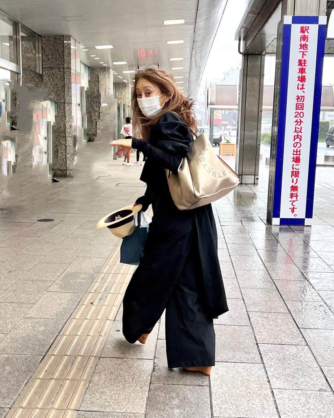 熊谷真実さんのインスタグラム写真 - (熊谷真実Instagram)「でもって東京行ってきます！ 今週は東京多いな 嬉しい 東京も浜松も大好き！  では！  #黒い福 #熊谷真実 #オールインワン着てます」8月24日 13時02分 - mami_kumagai310