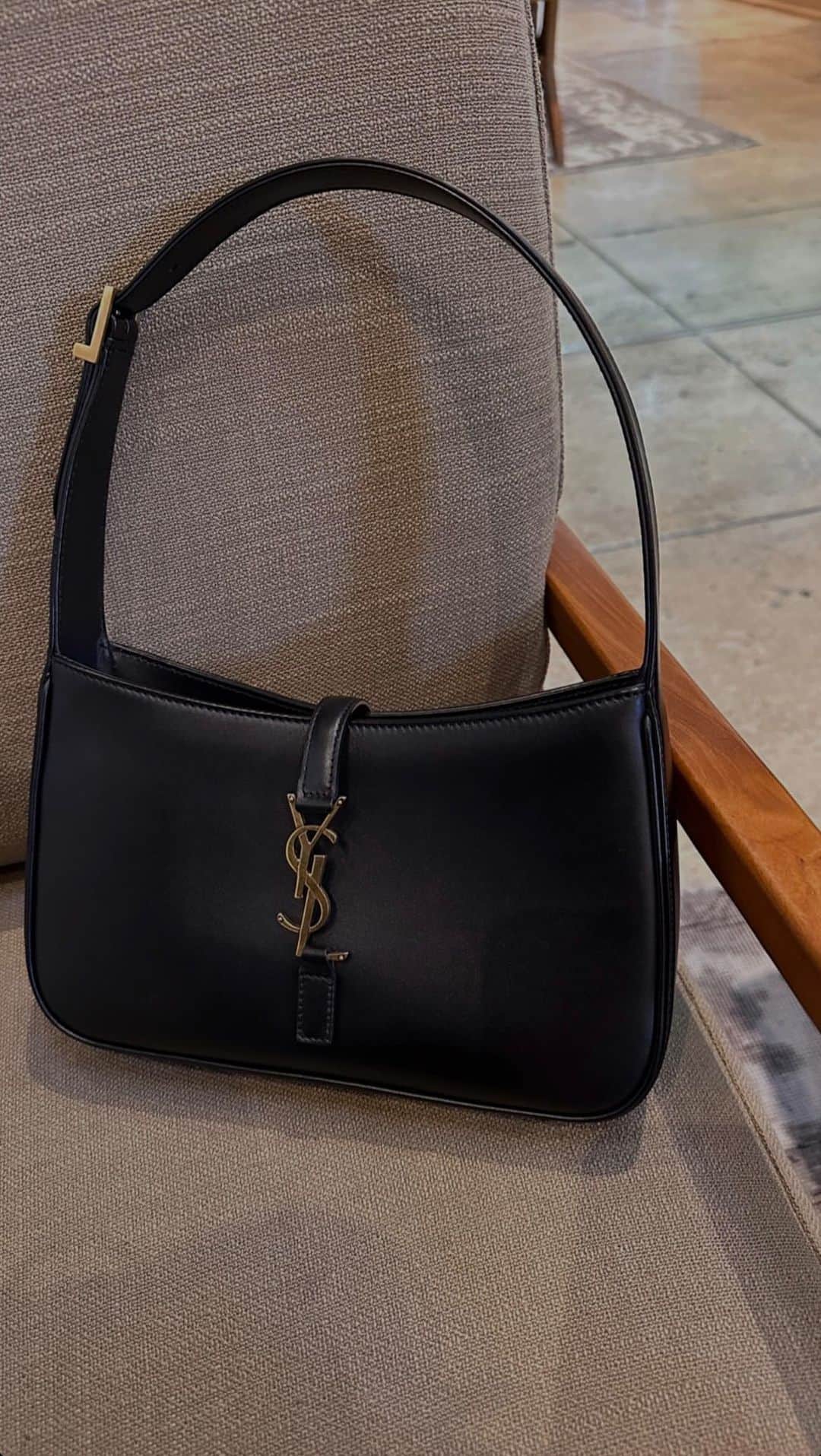 ブレッヒェ・ハイネンのインスタグラム：「Top + skirt @tunchywear bag @ysl 🤍」