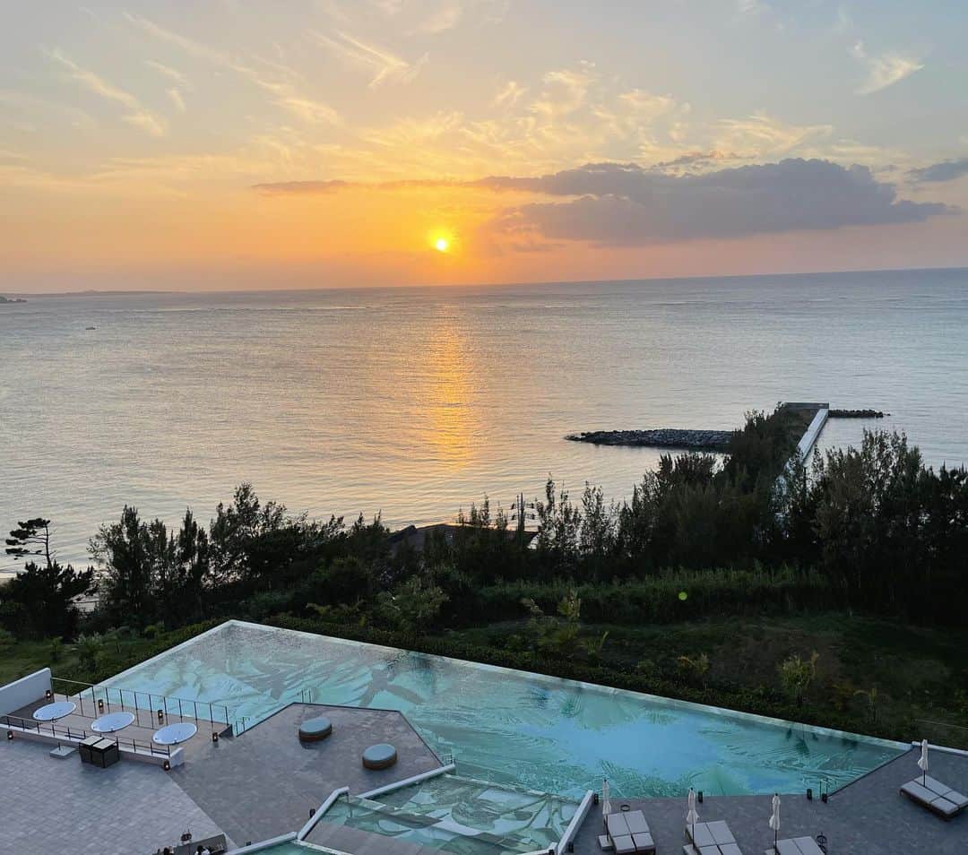 神戸蘭子さんのインスタグラム写真 - (神戸蘭子Instagram)「沖縄でのホテルは。 景色が良く、プールサイドでゆっくりと思ったら…  強風でした。  お部屋バルコニーのジャグジーを楽しみました☺️  #沖縄旅行  #子連れ沖縄　#アクアセンスホテルアンドリゾート #沖縄観光  #またいつか　#ママライフ　#男の子ママ」8月24日 16時00分 - ranran0414