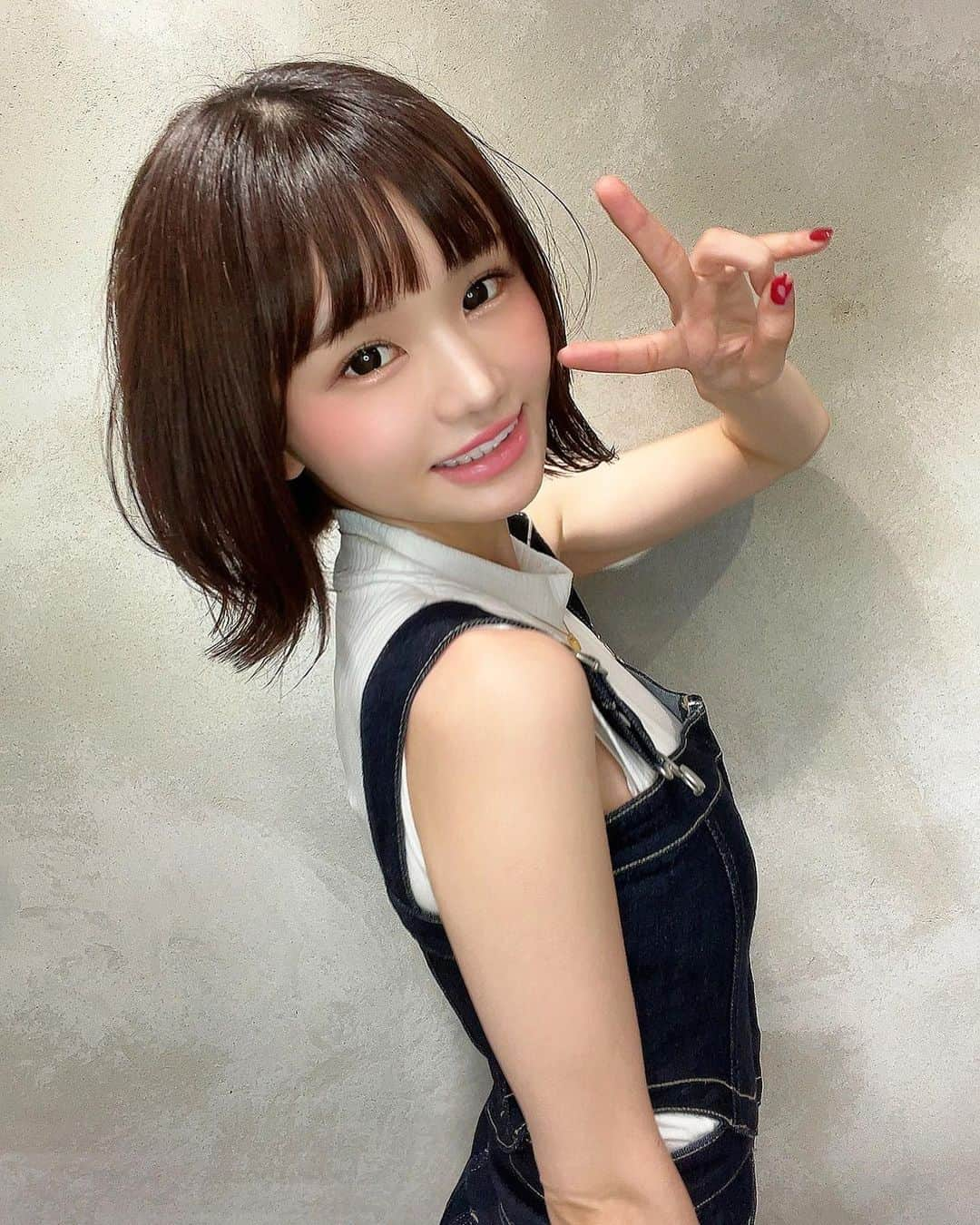 みもれもんさんのインスタグラム写真 - (みもれもんInstagram)「I've had a hair treatment💕I feel better♡  ヤッホー🌈 トリートメントと前髪カットを していつもの髪型に＼(^ω^)／🍋  大阪に帰ったときはいつも ここの美容室でトリートメントと カットをしてもらってるよ🍋✌️ 前髪のカットが上手なのである✂️ @alma_byrosa   【ALMAbyROSA】 OPEN11：00〜CLOSE21：00 定休日【毎週月曜日】  #ショートカット女子 #ショートカット #ボブ #外ハネ #ぱっつん前髪 #ぱっつんボブ #みもれもん #mimolemon #大阪 #美容室 #osaka」8月24日 13時04分 - mimore_mon0929