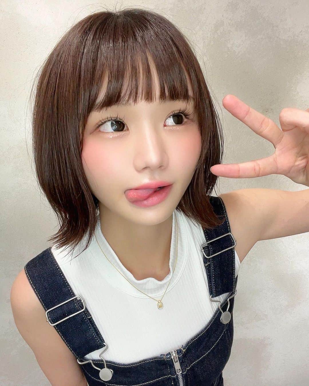 みもれもんのインスタグラム：「I've had a hair treatment💕I feel better♡  ヤッホー🌈 トリートメントと前髪カットを していつもの髪型に＼(^ω^)／🍋  大阪に帰ったときはいつも ここの美容室でトリートメントと カットをしてもらってるよ🍋✌️ 前髪のカットが上手なのである✂️ @alma_byrosa   【ALMAbyROSA】 OPEN11：00〜CLOSE21：00 定休日【毎週月曜日】  #ショートカット女子 #ショートカット #ボブ #外ハネ #ぱっつん前髪 #ぱっつんボブ #みもれもん #mimolemon #大阪 #美容室 #osaka」