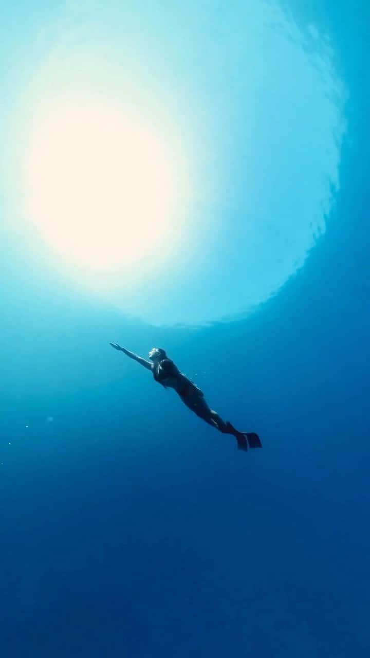 福田朋夏のインスタグラム：「この日は凄い透明度で、船の上から珊瑚の上を亀や魚達が泳いでるのが見えた💎 海に潜っても光がひたすら綺麗で、ずっと潜っていたかった😌🤍 @i_am_tomomiiii 素敵な映像ありがとう🫶🏼  @alchemy_hellas #freediving #apnea #sea #diving #ocean #water」