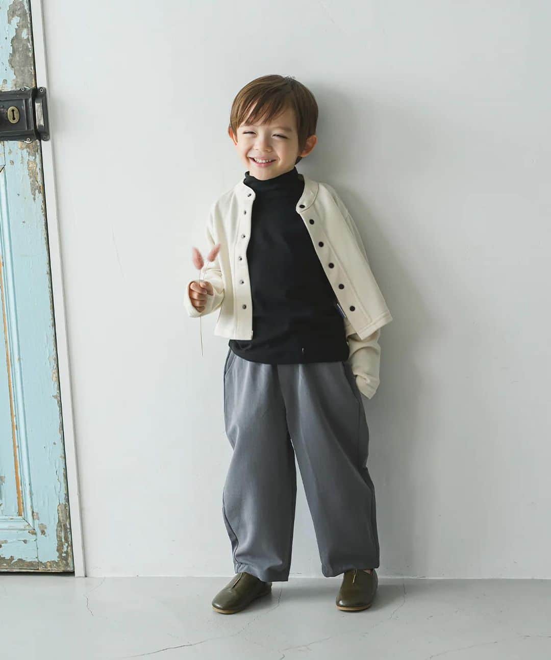 ウィリアムさんのインスタグラム写真 - (ウィリアムInstagram)「🩵  白の裏毛バンドカラーカーディガンも可愛い〜黒もおしゃれで合わせやすい！  𓈒𓏸𓐍  #ウィリアム #男の子ベビー #ハーフキッズ #キッズモデル #モニターモデル #男の子 #男の子ママ #姉弟 #男の子コーデ #babyboy #遠視キッズ #弱視 #弱視遠視 #ウィリー #instababy #ベビフル #子ども服 #プチプラコーデ #ママノワ #ママカメラ #親バカ部  #4歳キッズ  #こどものいる暮らし」8月24日 13時16分 - william.2019j