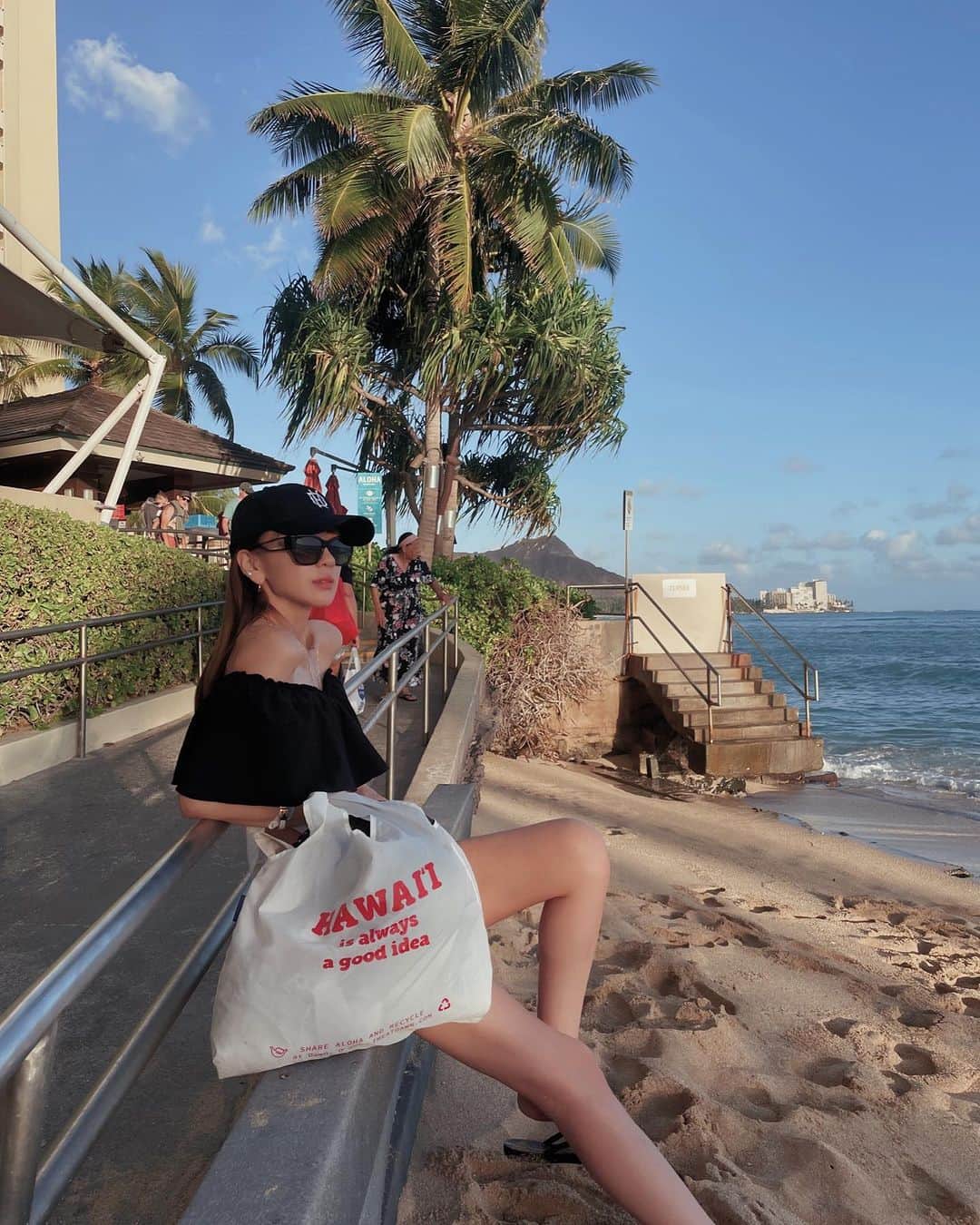 堀江直美さんのインスタグラム写真 - (堀江直美Instagram)「小さいお母さん密かに見守るサンセットタイム ☀︎  #Hawaii#ハワイ#ハワイ旅行#子連れハワイ#Hawaiitrip#家族旅行#ハワイホテル#hawaiihotel#ハレクラニ#halekulani#halekulanihotel#家族写真#family#familyphotography #子連れ旅行#子連れ海外#hn✈️trip#HIAND#ハイアンド#hnhiand#hnbfashion」8月24日 13時17分 - naomiiiiiiiiiiii