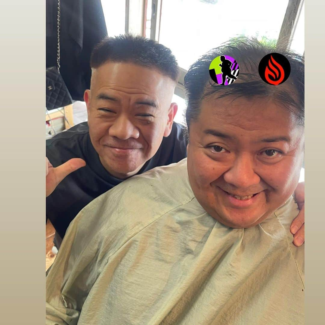 杉本知香さんのインスタグラム写真 - (杉本知香Instagram)「木村拓哉さんの弟分として公認の完コピ⁉️再現してる投稿🤣😂 角度にこだわりました📷✨ 木村さんの白いイヤホンの代わりに コットン耳に詰めた😂 ※木村拓哉さんのInstagramのお写真お借りしました。 原西さんとバッタリ😄🦍🎶 ※デリケートゾーンは多少の加工を施しております。  #中目黒美容室 #ブラマヨ小杉#ブラックマヨネーズ #小杉竜一#モニタリング#ホンマでっかtv  #木村拓哉 さん#完コピ#走れこすっちょ  #FUJIWARA原西 #FUJIWARA #原西孝幸 #原西ゴリラ 🦍」8月24日 13時28分 - sugimotoc