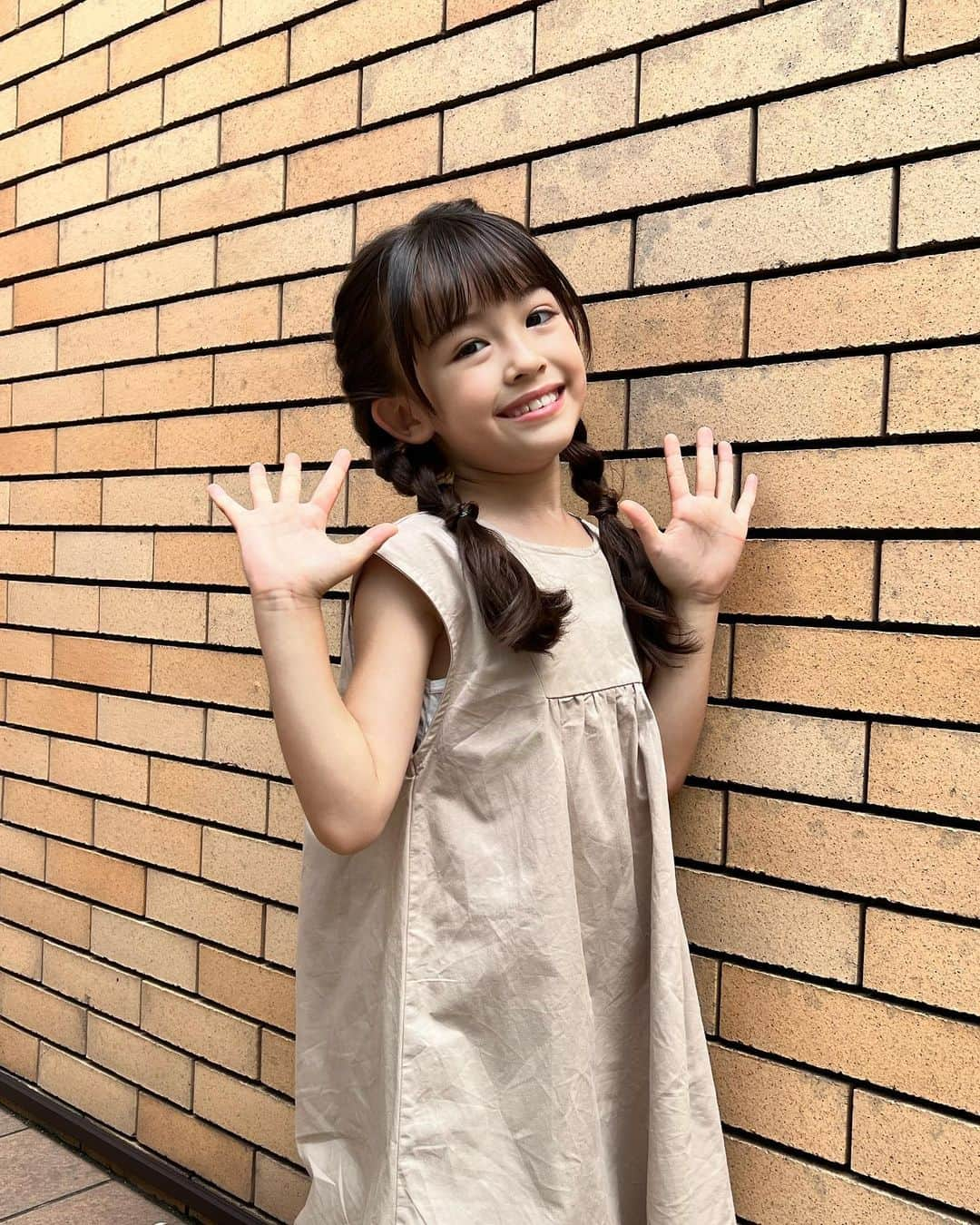 アレン明亜莉クレアさんのインスタグラム写真 - (アレン明亜莉クレアInstagram)「🌻  最近編み込みができるようになりました☺️  今日も編み込みで習い事に行きます〜🌷  いろんな髪型にアレンジするのがすきですが、オススメはありますか？  インスタを見てると簡単アレンジが載ってるから参考になります👍🏻  𓂃 𓈒𓋜   #girlsmodel #8歳 #kidsmodel #子どものいる暮らし #女の子コーデ  #インスタキッズ #ig_baby #ig_kids #子役  #ハーフキッズ #ママノワ #mixedkids #女の子モデル #ファッションモデル #ハーフ子役 #mamanokoカメラ部 #instagram_kids #insta_kids #ベビフル #コズレ  #ママリ #キッズフォト  #メアリーちゃん #アレン明亜莉クレア」8月24日 13時23分 - mary.2015c