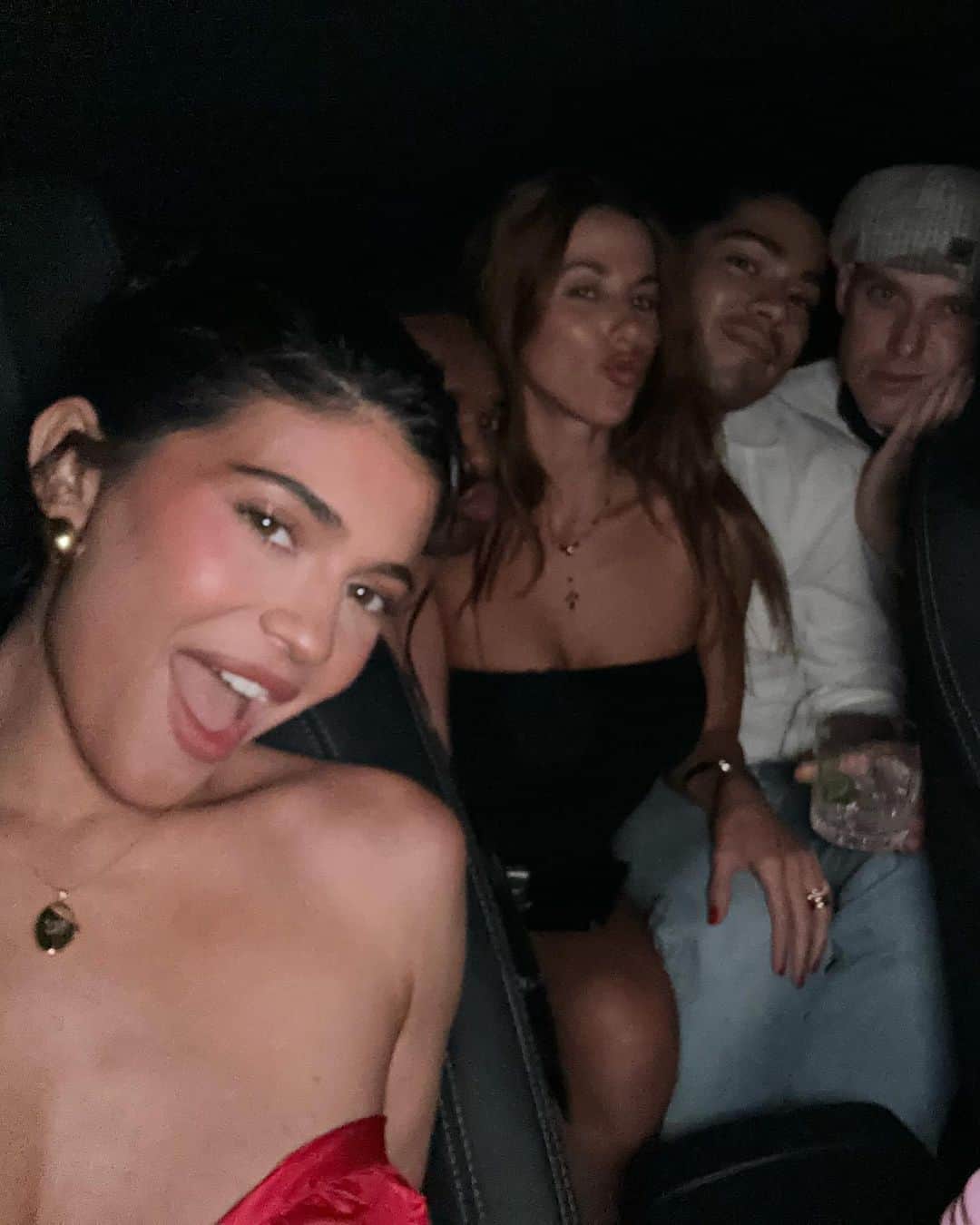 カイリー・ジェンナーさんのインスタグラム写真 - (カイリー・ジェンナーInstagram)「she’s 26 !!」8月24日 13時23分 - kyliejenner