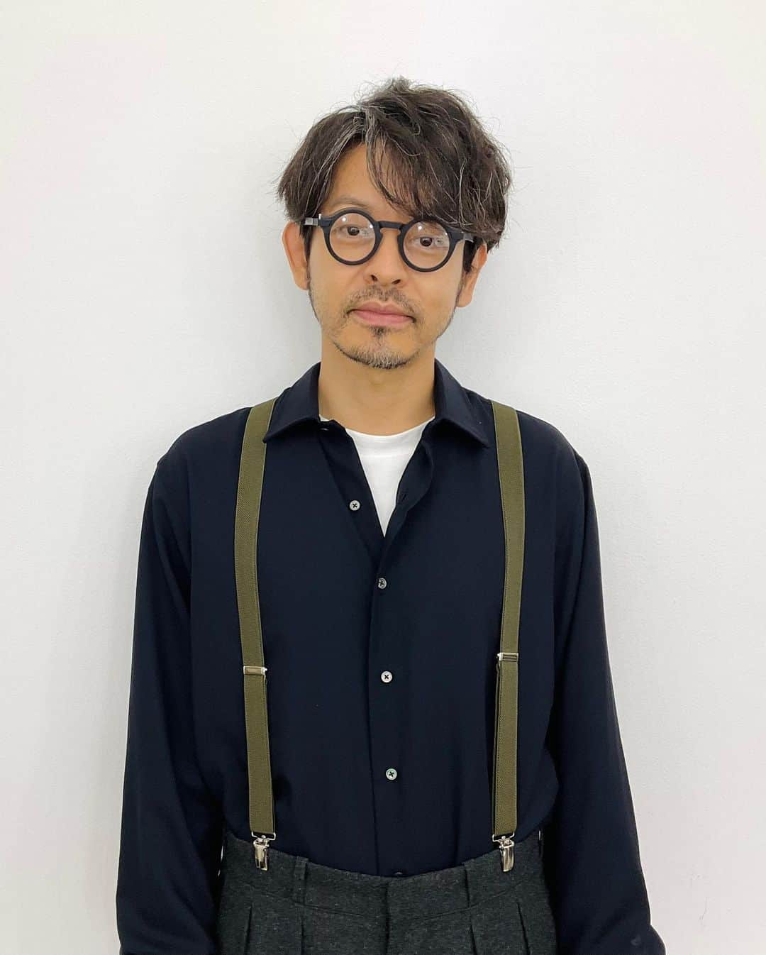 山中崇のインスタグラム：「『UOMO』10月号(8/24発売) 【大人の秋服】デイヴィッド・ホックニーに学ぶ「豊かな色彩」 よろしければご覧ください。 こちらオフショットです」