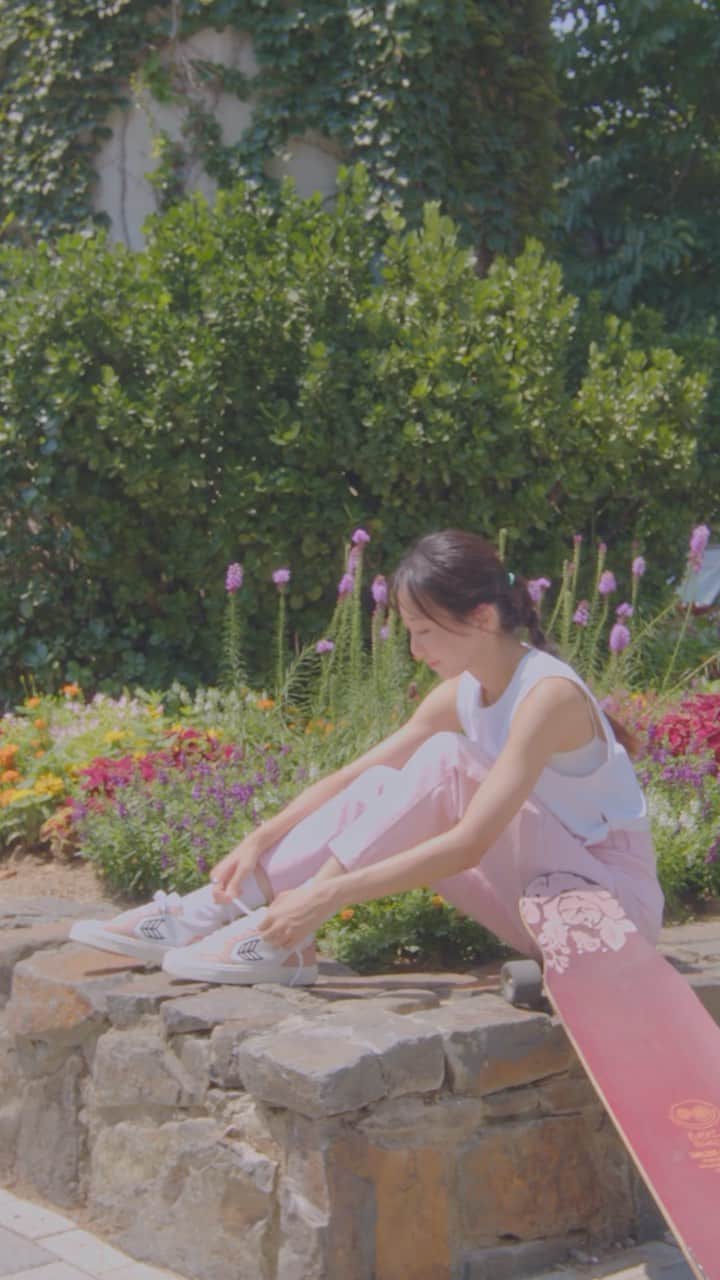 コ・ヒョジュのインスタグラム：「정말정말 무더웠던 한여름 어느날🌷  👟 Vallely Pro @cariuma 🎥 @dal._.moo」