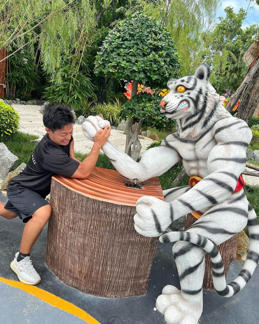 北新地 マッスルバーのインスタグラム：「昨日も沢山のお客様のご来店誠にありがとうございマッスル💪 ・ 地味に人気のアトラクションがマッスル腕相撲です🙆‍♀️🙆‍♀️ 女性の場合は両手で大丈夫なので思いっきりマッスルに力を掛けてみてください😇🫧🫧 マッスルの腕力をぜひ体験してみてください🥺🌈🌈 ・ では、本日も19時よりお待ちしておりマッスル💪♫  ーーーーーーーーーーーーーーーーーーーーー  北新地マッスルバー 大阪市北区堂島浜1-3-22 堂島タウン2F Tel:06-6344-8878  仙台支店 仙台マッスルバー 宮城県仙台市青葉区国分町2-5-17 車屋ビル4F ☎︎08023592607 @sendaimusclebar   #マッスルバー #fyp #fypシ #コンセプトバー #コンセプトカフェ #大阪 #大阪観光 #osaka #muscle #musclebar #촣아 #相互フォロー #おすすめ #おすすめにのりたい #在地人推薦 #減肥 #景點 #網美景點 #旅遊 #맞팔#팔로우 #좋아요반사 #일본  #ユニバ #テーマパーク#筋肉」