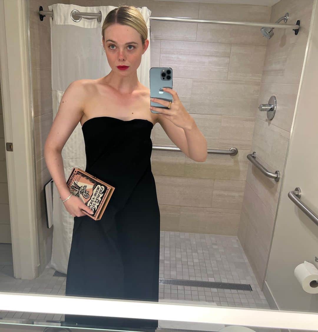 エル・ファニングのインスタグラム：「#weddingguest」