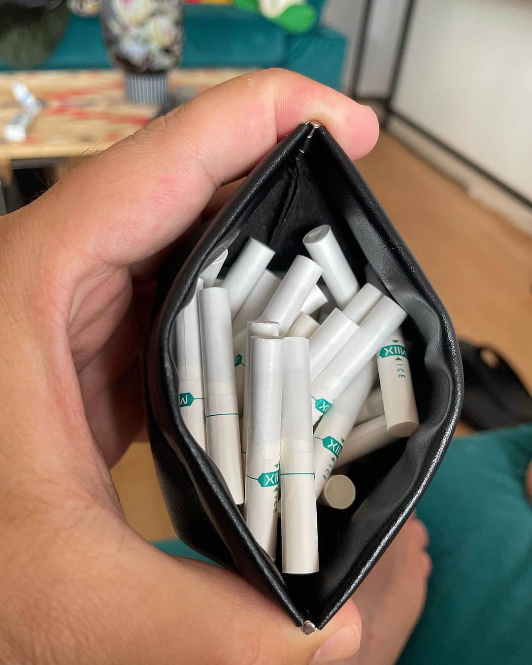 久保田和靖さんのインスタグラム写真 - (久保田和靖Instagram)「アイコスハイブリッドのタバコを  いちいちあけて吸うのめんどくせぇから  ポーチ買ってぶち込んだよ。  150本はいってるよ。  しまらないよ。  喫煙所であったら  裕福な子供が袋で食べてるポテチを勝手にもらう感じで  タバコ  取っていって。」8月24日 13時34分 - kubotakazunobu