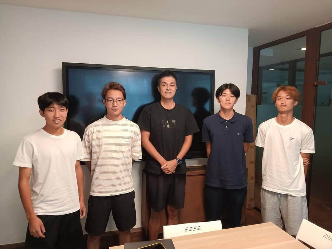 Alb Barcelona Football Academyさんのインスタグラム写真 - (Alb Barcelona Football AcademyInstagram)「【ビジネスセッション👨‍💼】 今回はアルビレックス新潟シンガポール会長の是永大輔氏をゲストスピーカーに迎えトークセッションを行いました🗣️  今後も様々なゲストをお迎えしたり、クラブを訪問することで11期生のキャリアを彩るためのプログラムを実施していきます💪  #albirex_b #アルビレックス新潟 #バルセロナ #アルビレックス新潟バルセロナ  #アルビバルセロナ #サッカー #留学 #スポーツビジネス #指導者 #スペイン #スペイン語 #海外 #アルビレックス新潟シンガポール #albirex_s #サッカー業界 #スポーツ業界  #インターンシップ #インターン」8月24日 13時44分 - albirex_barcelona