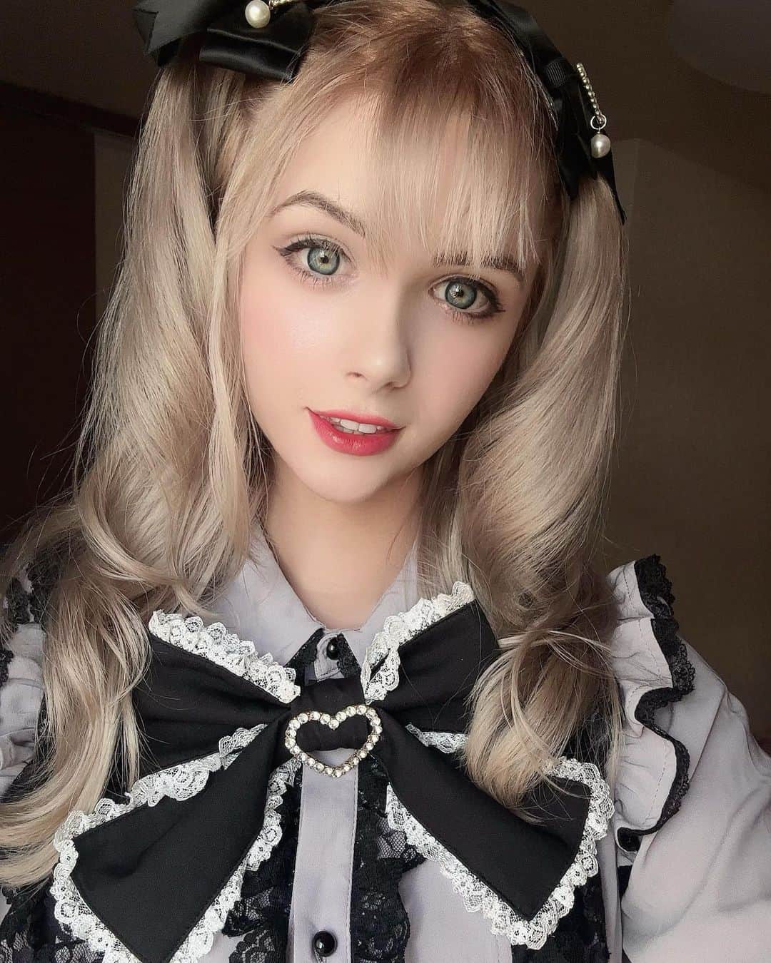 Hirari Ann（ヒラリー アン）のインスタグラム：「I put on makeup for the first time in a while… so I wanted to take a photo 💕🥰」