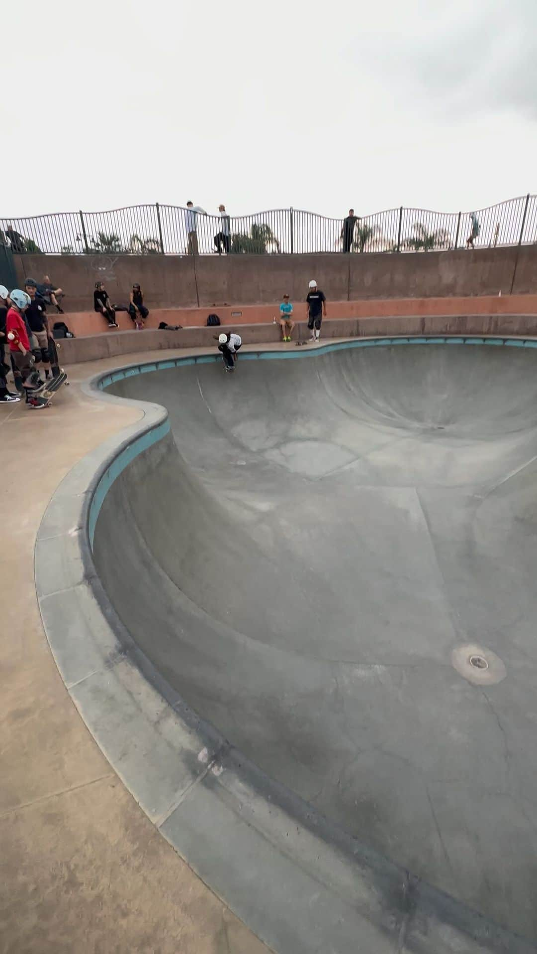 小川希花のインスタグラム：「Fun afternoon session ‼︎╰(*´︶`*)╯ 📲. @klarakermoade   @vansskate @vansskateapac @blackflys_japan @christianhosoi @hosoiskateboards @ninja_bearing @mbm_parkbuilders @independenttrucks @ojwheels @187killerpads @triple8nyc @triforce_k @hi_5.skatepark @hydroflask.jp @stance_japan  #warehouse #skatelife #thankyouskateboarding #california」