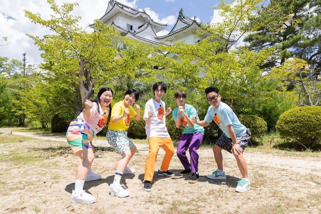 日本テレビ「満天☆青空レストラン」さんのインスタグラム写真 - (日本テレビ「満天☆青空レストラン」Instagram)「⁡ 今週の『満天⭐︎青空レストラン』は 三重県伊賀市の「アスパラガス」をご紹介します！ ⁡ ⁡ 　 ゲストのガンバレルーヤさんとなにわ男子大西流星さん、高橋恭平さんと真夏の空の下 アスパラ収穫も体験しています☀️ ⁡ ⁡ ⁡ ⁡ ⁡ ⁡ ⁡ ぜひご覧ください🍽️ ⁡ ⁡ ⁡ ⁡ #満天青空レストラン #青空レストラン #青空 #青レス #満天 #宮川大輔 #大ちゃん #うまい　#レシピ #日テレ #日本テレビ #三重県 #伊賀市 #三重県伊賀市 #ロケ #アスパラガス #ガンバレルーヤ  #よしこ #まひる #なにわ男子 #大西流星 #高橋恭平 #サッポロ #サッポロで乾杯」8月24日 13時51分 - aozora_official