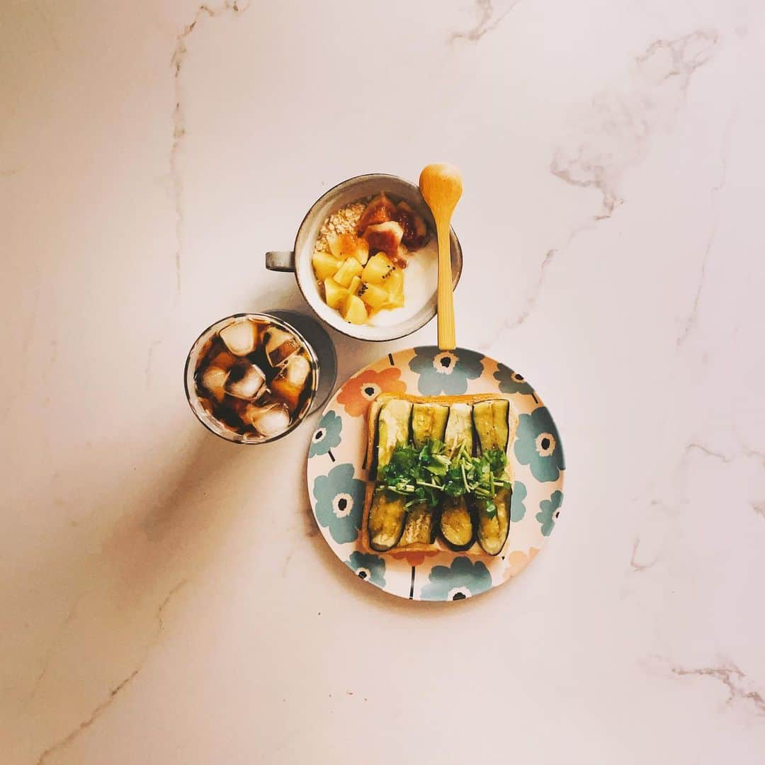 のインスタグラム：「・ #あさごはん  #茄子トースト #オートミールヨーグルト  　→いちじく、ゴールドキウイ #アイスコーヒー ・ 🍞🍆茄子トースト 茄子を薄めに切って、オリーブオイルとナンプラー、砂糖少しを振りかけてレンジ3分→食パンにスライスチーズと茄子を乗せてトースト(焼いてる間にパクチーを刻んで、茄子を取り出した後のタレに漬けとく)→仕上げにブラックペッパー、パクチーを乗せる→happy! ・ #朝食 #モーニング #あさごぱん #トーストアレンジ  #トーストレシピ #覚え書きレシピ #オートミール #いちじく #パン好き #腸活 #珈琲 #自炊記録 #料理 #おうちごはん #おうちごはん記録 #breakfast #toast  #bread #oatmealyogurt  #coffee #morning #instafood #🍞」