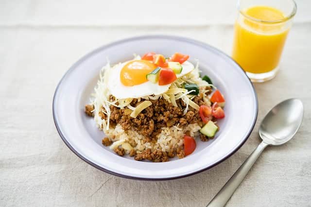 暮らし上手のインスタグラム：「今日の晩ごはんに『簡単タコライス』はいかがですか？  中野エリさんの『簡単タコライス』は、サルサソースを作らなくても、玉ねぎと挽肉をスパイスと一緒に炒め合わせるだけでまるで煮込んだかのような複雑な味に。冷めても美味しいのでお弁当にもぴったり。  ------------------------------ 調理時間：15分（時短）  材料 （ 2人分 ） 合挽肉 …200ｇ 玉ねぎ …1/2個 キュウリ …1/3本 ミニトマト …３個 キャベツ …50ｇ ニンニク（みじん切り） …5g  A クミン、コリアンダー、ウスターソース、ケチャップ …各小さじ２ 醤油 …小さじ１ 塩、オレガノ …各小さじ1/2 こしょう、タバスコ …各少々  B レモン汁 …小さじ１ オリーブ油 …小さじ１ 塩 …少々 温かいご飯 …２膳分 ミックスチーズ …20ｇ 卵 …２個 オリーブ油 …大さじ１ ------------------------------  レシピの詳細はプロフィールリンクから！  #Kurashi #暮らし上手 #晩ごはん #レシピ #簡単レシピ #合挽肉  #玉ねぎ #キュウリ #ミニトマト #キャベツ #ニンニク」