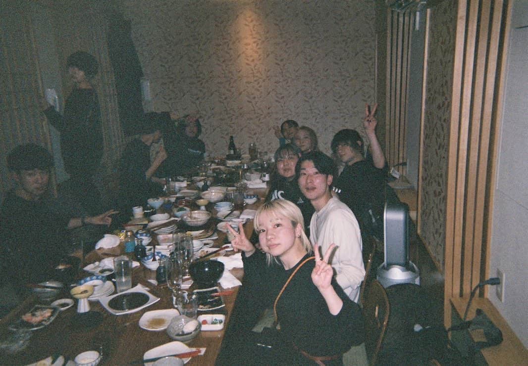 Ayaseのインスタグラム：「YOASOBIは宴がだーいすき  アリツア メンバーフィルムカメラ」