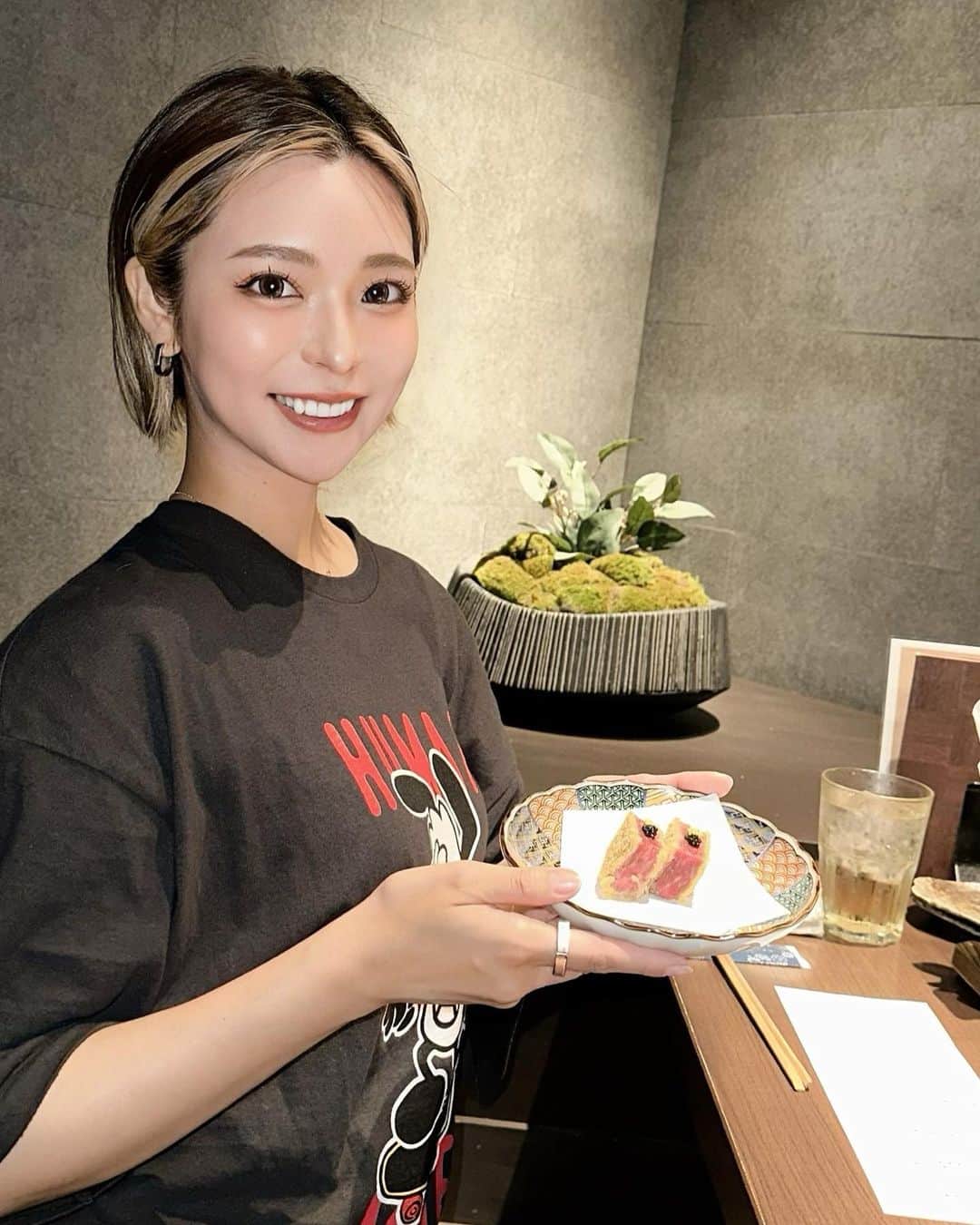のインスタグラム：「❤︎  佐賀牛と日本酒が楽しめるお店 @rokkonsinagawa に行ってきたよ🩶🌱  完全個室なので心置きなくお友達と アニメの話で弾む弾む🥺💖笑 全室換気扇完備されてるので お料理の匂いなどが服にもつかないし 静かに食事の時間を楽しみたい方 接待とかデートとかにとても向いてると思います🥰 佐賀牛たっぷり使用されてどの料理も満点💯 とっても美味しかった〜😣💓  #六献品川 #PR #品川　#品川グルメ」