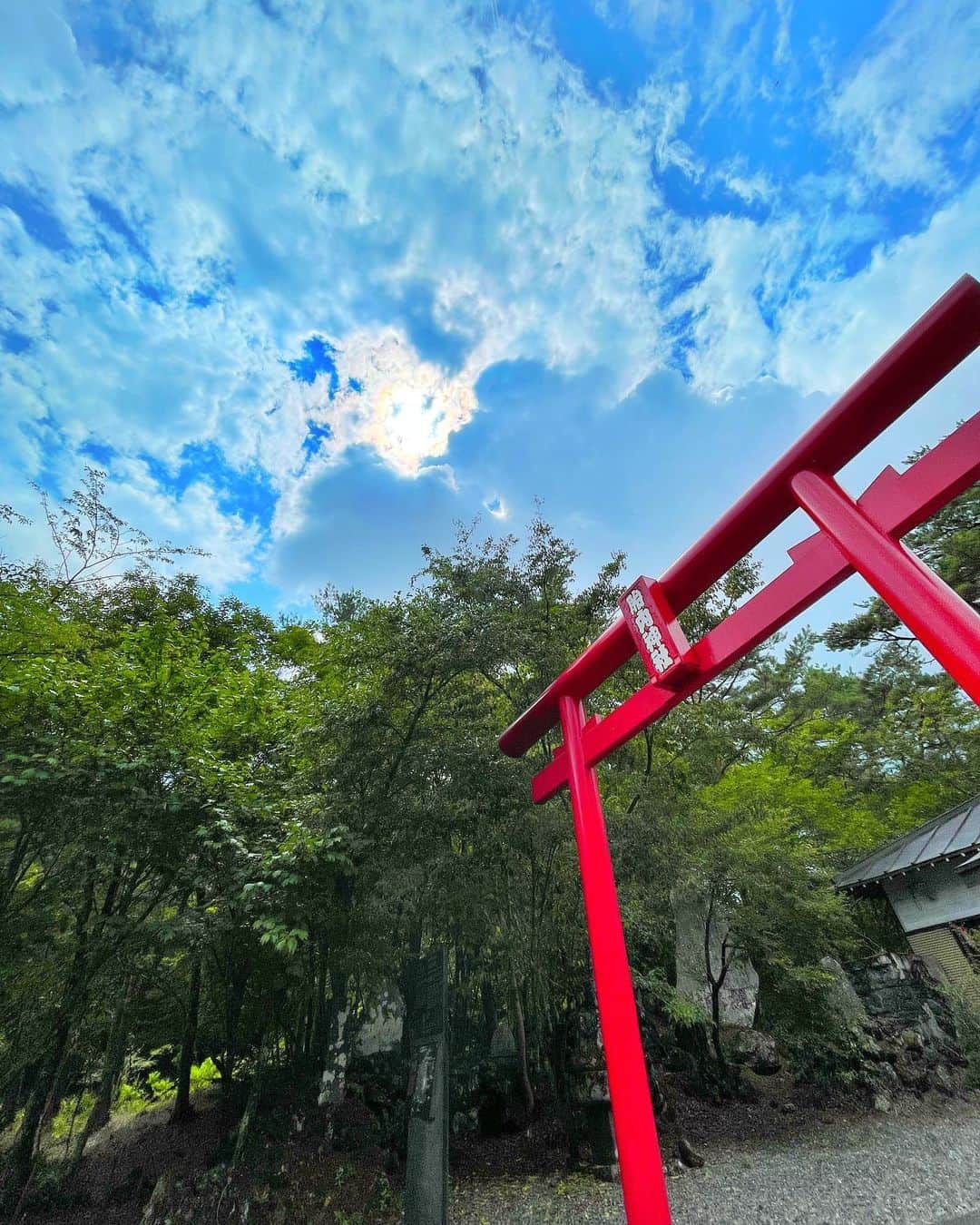 ひぐちしょうこのインスタグラム：「わたしの夏休みー🤗 富士山の麓にある、胎内神社へリベンジ⛩  神社先生Rioから教えてもらい、6月に訪れた時は雨が浸水していて入れなかったの☔️  今回はお天気にも恵まれて入れました🙌  ここは、船津胎内樹形と言って神社の奥に溶岩洞窟がある。ここに入りたかったのです！！  洞窟はなかなか狭くて、しゃがんで進まなきゃいけない場所がけっこうあるので、足腰鍛えられます。そして、かなり涼しい。  母の胎内でお祈りしていたら、手が熱くなってとっても神聖なエネルギーを感じた✨  父の胎内でお祈りしていたら雷が鳴って、、 外に出たら(外というより、下界に出たって感じすらした笑)雨が降り出して土砂降りに☔️  色んな表情を見せてくれる富士山、ありがとう🗻❤️❤️  船津胎内樹形、是非行ってみてください✨  そして山梨に行ったら必ず食べたい、 ほうとう不動でほうとう食べれて幸せ😆💕  #shrine  #japan #japan_art_photography  #japantravel #travel #神社 #富士山 #旅行 #山梨県 #山梨旅行」
