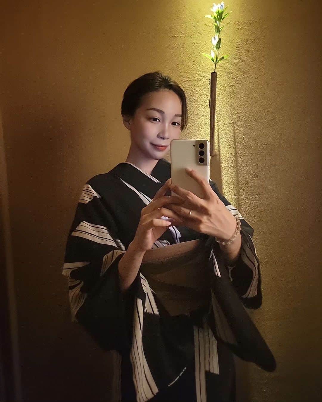 yakoのインスタグラム：「夜顔🌜️最近は股関節が痛いです」