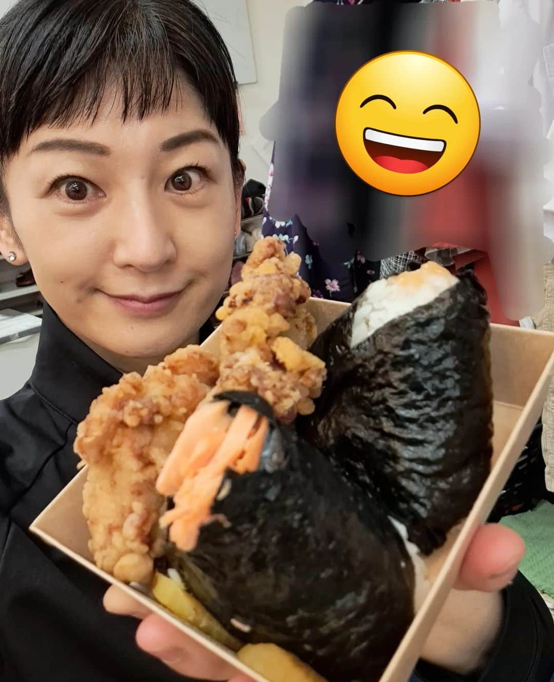 高橋靖子さんのインスタグラム写真 - (高橋靖子Instagram)「やすえ姉さんにおにぎり🍙いただきました😄美味しかったです💕(お店の名前はわかりません💦) #おにぎり #おにぎり屋さん #なんばグランド花月  #NGK  #吉本新喜劇 #よしもと新喜劇 #新喜劇」8月24日 14時17分 - oyasupororo