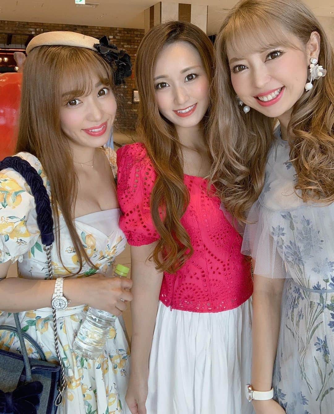 中村かなのインスタグラム：「いろいろと投稿も渋滞しているのですが なにごともなかったように通常モードには戻れないので、投稿します。  ￣￣￣￣￣￣￣￣￣￣￣￣￣￣￣￣￣￣￣  一昨日は、たかちゃんのお見舞いにいく予定でした。 が、一昨日は最後のお別れの日になりました。 たかちゃんは、ピンクのワンピースを着て、キレイにお化粧して、ネイルもピンクのキラキラで、アクセサリーもたくさん付けて、ただ眠ってるだけのお姫様でした👸  お仕事でもプライベートでも、たくさん一緒に過ごして、たくさん助けてもらった。 いつもみんなに優しくて、礼儀正しくて、かわいくて、オシャレで、私のお友達の中で1番モテて、誰からも好かれる自慢のお友達。  3年前Pinky Room のopenも駆けつけてくれて、高くて買おうか迷ってたものをお祝いだからってプレゼントしてくれて なにかイベントをやっても遊びに来てくれて 模様替えしなきゃいけないけど、面倒くさいって話してたら、ひとりじゃやる気出ないから一緒にやろうって手伝ってくれて とってもかわいい桜のデコレーションしてくれた。 そんな友達、たかちゃんだけ。 遺影にもPinky Roomで撮ってくれた花柄背景の写真使ってくれて、ピンクが大好きなたかちゃんはいつもかわいい、かわいいって言ってくれたね。  たかちゃんは病気がわかってから1年と3ヶ月くらい、いつも、絶対げんきになる、治る。って。 亡くなる数日前もゆりかちゃんに、体にいいドリンクのこと聞いてたって。 病気になってからもいつも周りに気を遣って、みんなのことを思い遣ってくれて、ほんとにありがとうね。 たかちゃんて優しくてかわいいだけじゃなくて、すごく頑張り屋さんで強い人。尊敬しかないよ。 寂しいから言いたくないけど、おつかれさま。 ほんとによく頑張ったね。 痛くて辛いのに、一緒にいてくれてありがとうね。 お空の上では、お母様と楽しく、痛みのない世界でゆっくり過ごしてね。  ￣￣￣￣￣￣￣￣￣￣￣￣￣￣￣￣￣￣￣  1枚目の写真はたかちゃんが1番盛れてるやつ。 最後に渡したお手紙と一緒にいれておいたよ。 かなとゆうこりんもお揃いだよ。 3人でいたらたくさん写真を撮ったけど たかちゃんて、写真映り悪いから😂 実物のが100倍かわいいから1番たかちゃんがかわいいやつを選んだよ💓 (オタクの写真は何回見ても笑えるね😂)  わざわざ名古屋から、みおさんにヘアセットと着付けしてもらって京都に行ったり😂 毎回3人で集まる時は無駄におめかしして、派手派手で、楽しかったね😂 私たちがおばあちゃんになってお空に行ったら、またおめかしして集まろうね。  ちなみにたかちゃんの葬儀の時 ちょう久しぶりに会える人がいて 今度みんなで集まろうってなったり、かなが人間違えして話しかけた子と😂その日の夜も会ってSNSでお友達になれたり… いろいろとたかちゃんのおかげだよ たかちゃんのご縁受け継いでいくね。  かなとお友達になってくれてありがとうね。 最後まで頑張って生きてくれてありがとう。 たかちゃん、ずーっと大好きだよ💓💓💓」