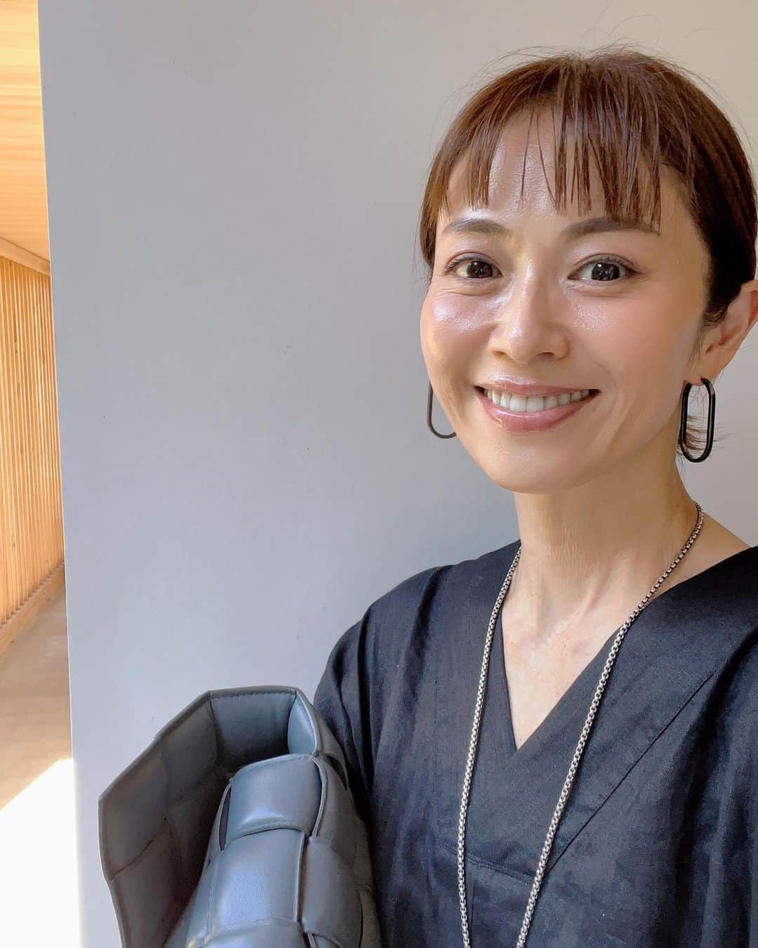 畑野ひろ子のインスタグラム：「まだまだ暑い日が続きそうですね☀️ 昨日の撮影もコート🧥やブーツ👢で秋冬物盛り沢山でした！ 秋冬はレイヤード楽しみたいです😌  そして、今年に入ってからお花に関する企画を考えています💡 来月にはやっと皆様にお知らせできそうです！またお知らせさせてください😊」
