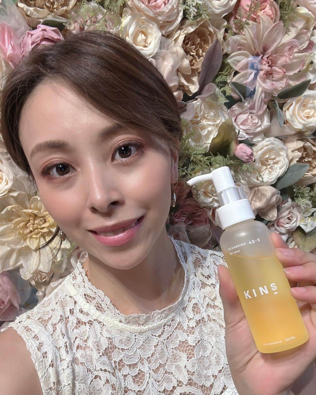 沙月愛奈さんのインスタグラム写真 - (沙月愛奈Instagram)「⁡ ⁡ 今日はコスメの話題。 宝塚の同期である夢咲ねねちゃんがモデルということで、気になって試してみました✨ ⁡ 肌に乗せた瞬間から吸い付くようなテクスチャーで気持ちがよく、お湯を少し含ませ、乳液化して馴染ませたら、ダブル洗顔なしで普段のメイクが落とせます！ ダブル洗顔なしって、忙しい日常にぴったりじゃないですか？しかも、使い心地がとても良くて、洗った後のお肌がしっとりとしているんです。肌がちょっと敏感な私でも、全然刺激を感じなくて安心して使えました。毎日使うものだからこそ、肌への負担を軽減したいですよね。 ⁡ そして、見た目もシンプルな可愛さなので、最近のお気に入りになりました！ ⁡ ⁡ こちら、本日8/24(木)から8/30(水)まで渋谷スクランブルスクエア6FにてPOPアップイベントがあるそうです。 8/26(土) の14:00〜15:00には夢咲ねねちゃん（ @yumesaki__nene )が店頭にいて、オリジナルのポストカードにその場でサインをしてプレゼント（24日以降にKINS商品を5,000円以上ご購入の方、先着80名様に参加券をお渡し）との事なので、気になる方、ねねちゃんに会いたい方はぜひ行ってみてくださいね♡ ⁡ #KINS  #夢咲ねね ちゃん  #クレンジング  #KINSCLEANSING  #スキンケア  #ダブル洗顔不要  #美肌菌」8月24日 14時28分 - satsuki_aina_ayumi