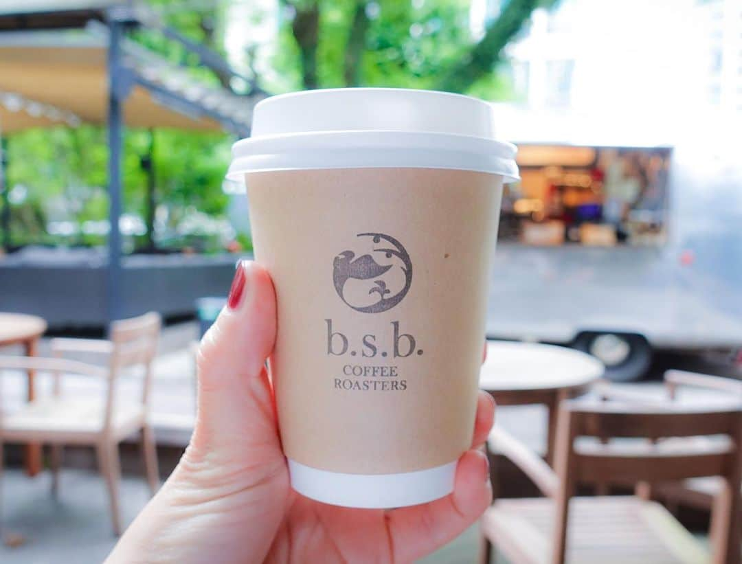 搗宮姫奈さんのインスタグラム写真 - (搗宮姫奈Instagram)「b.s.b COFFEE ROASTERS  永田町にいい場所あるよと教えてもらって行ってみました🏃‍♂️  この牽引車、いいよね。（語彙力） これでやりたいよね。もちたいよね。1種の正解だよね。  車内に焙煎機があってテンション上がりました🤣🫶  この類のコーヒー屋さん知ってる人いたら是非教えてください〜🫣🤍  ---------  b.s.b COFFEE ROASTERS  ーーーーーー #ひめ旅日記 #ひめカフェ巡り  #永田町 #永田町カフェ #カフェ巡り #カフェ好き #カフェ散歩 #カフェ女子 #カフェ活  #コーヒータイム #コーヒースタンド #コーヒー好き #コーヒー豆」8月24日 14時28分 - himenachaaaaan