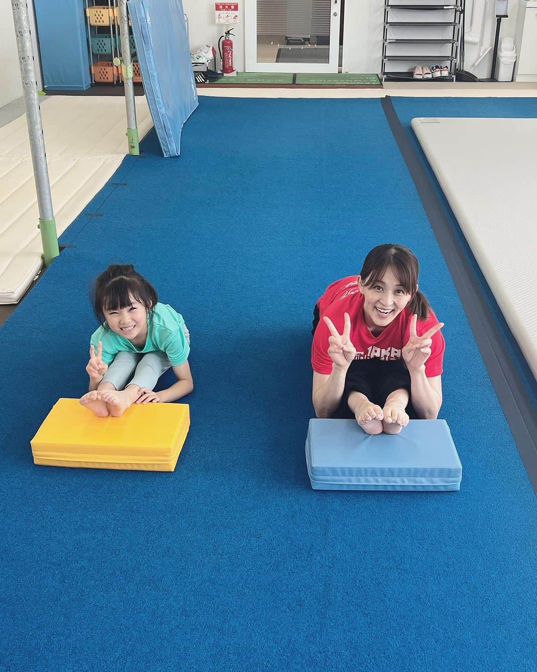 田中理恵のインスタグラム：「姪っ子とトレーニング🏋️‍♀️ 柔軟から頑張ってこ😍」