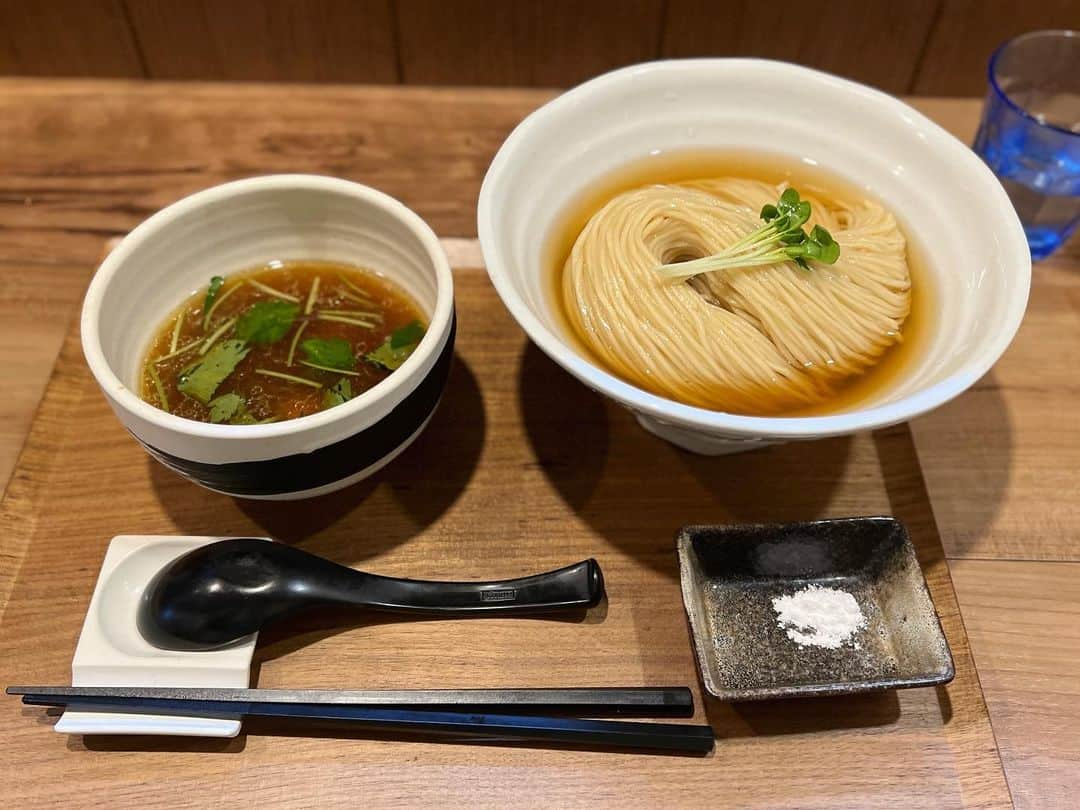 SUSURUのインスタグラム：「三鷹の健やかさん。 麺線美しい。つけ汁淡麗だけどビシッと貝効いて濃い。うめえ！ #susuru_tv #健やか #三鷹 #東京 #うまい  #ラーメン #らーめん #ramen #ラーメン部 #ramennoodles #毎日ラーメン生活 #麺スタグラム #japaneseramen #japanramen #foodstagram #foodie #noodles #instanoodle #instaramen #instafood #東京ラーメン #東京つけ麺 #昆布水つけ麺」