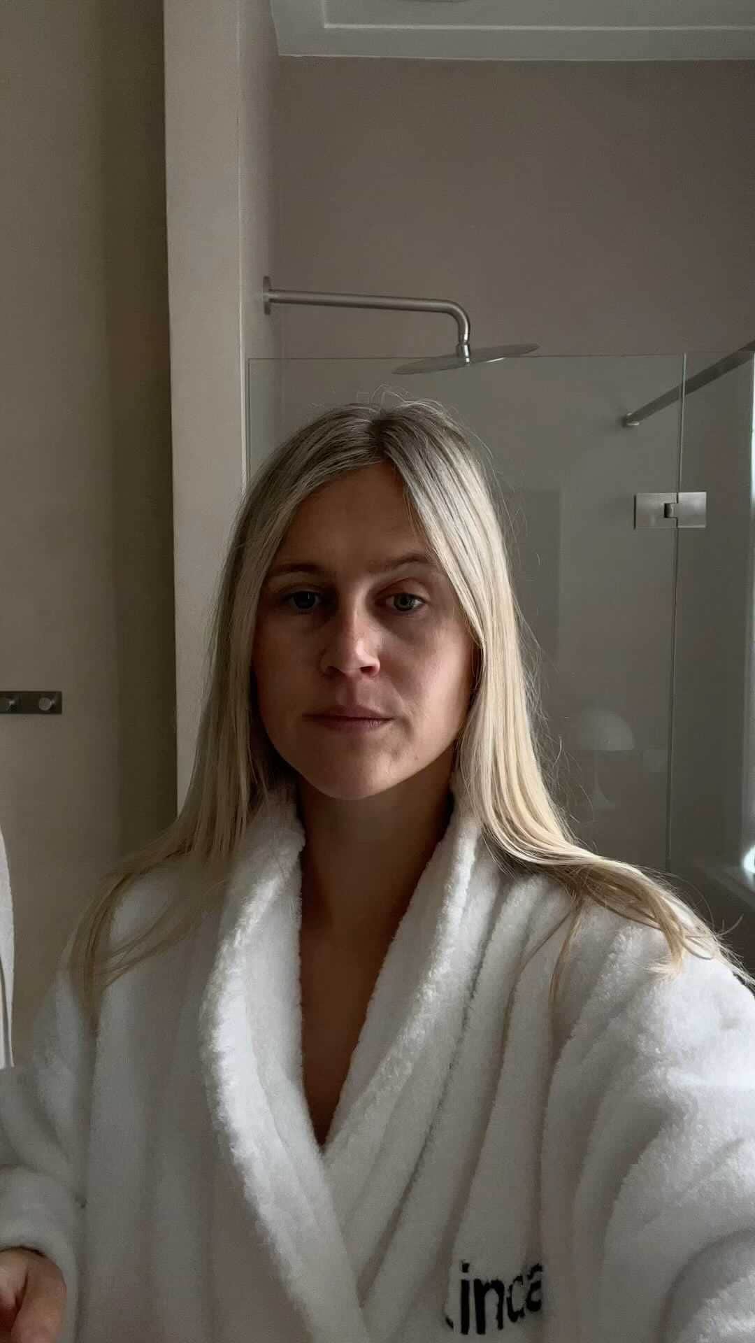 Linda Tolのインスタグラム：「To build a five-minute make up regime, it’s important to have a few go-to products. After years of trying different things, I’ve gotten my beauty routine down.   To maximize your time, you will want to search for products that are easy to layer and blend.   The steps are as follows: I start with a base layer of rich skincare, apply tinted moisturizer or foundation serum (something lightweight works best), dab on concealer where needed, add some color with the help of some blush and bronzer, and top off the look with a quick lip gloss, lipstick, brow igel and mascara to finish it off. @nichebeautyofficial」