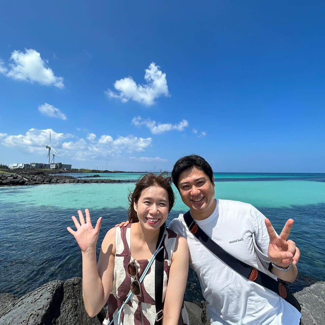 河島あみるさんのインスタグラム写真 - (河島あみるInstagram)「チェジュ島の東海岸へ ウォルジョンリビーチが通じず苦戦。 さらにタクシー2台に分けて乗るつもりが 「行ける！乗って乗って！」とおじさん。 結果、一時間の道のりめーーっちゃ狭かった💦 ただ、タクシーのおじさんがサービス満点💯 綺麗な海岸線を走ってくれて 記念撮影まで誘ってくれました。 写真のポーズはぜんぶおっちゃん指定。 「タル（娘）はここ！アドゥル（息子）はオンマの横ね！」 おかげで映えっ映えの写真が撮れました😁  #チェジュ島#チェジュ島旅行#家族写真#jejuisland」8月24日 14時43分 - amiru_kawashima