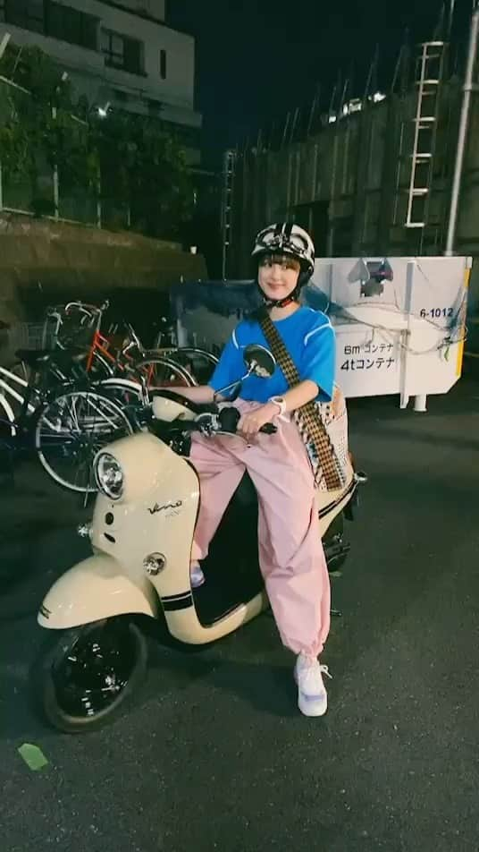 平祐奈のインスタグラム：「💙🩷💙 MY BIKE.かわええやろ〜  今夜10時すばせか6話みてね🛵 #フジテレビ #この素晴らしき世界」