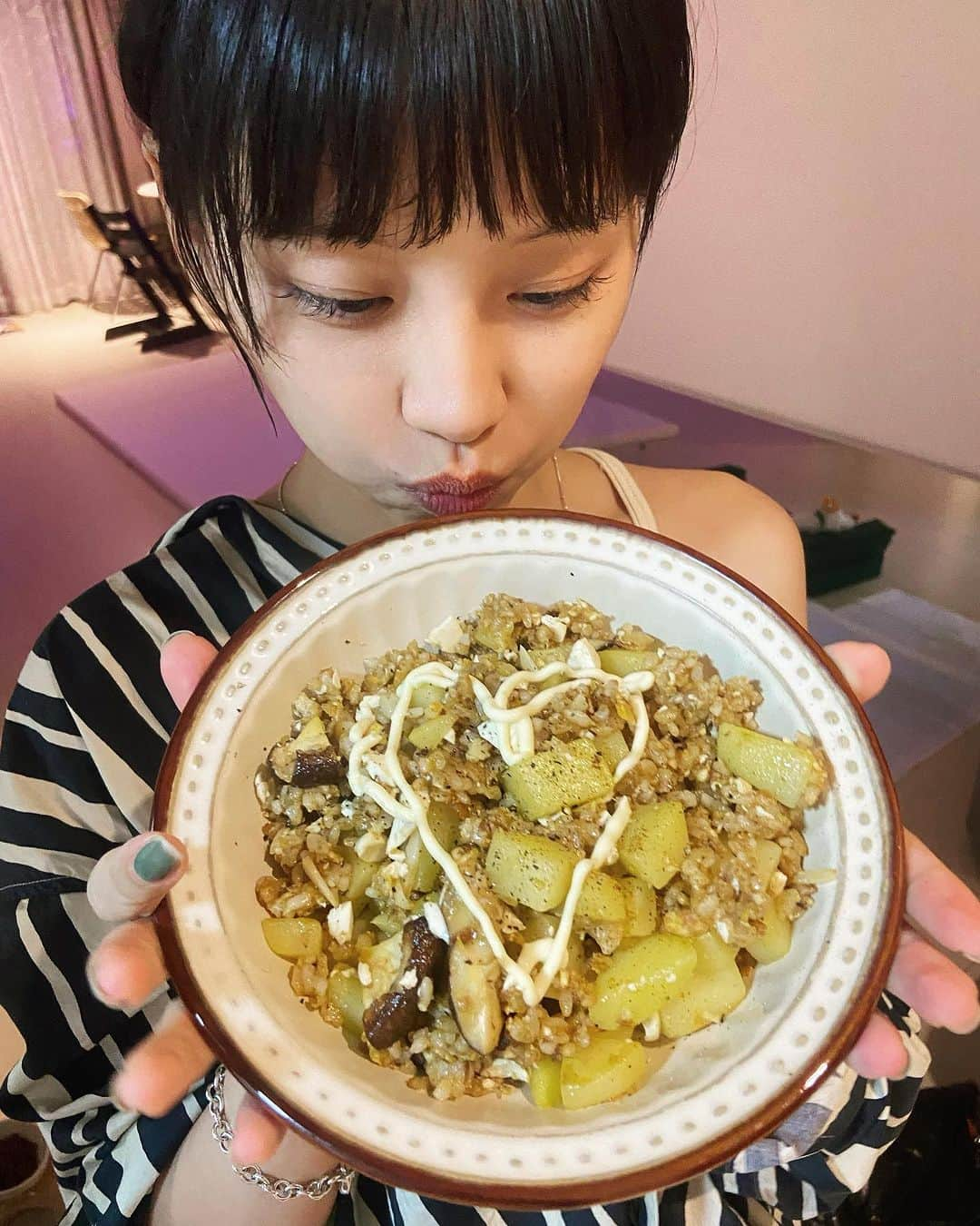 る鹿のインスタグラム：「はいー 料理達人になりたいと思って 本日のメーニューは バターニンニク風味ポテト椎茸炒めマヨネーズかけ玉子チャーハンです🫠 結論:美味しかった☺️  このメーニューを食べたい人がいるかなぁ？」