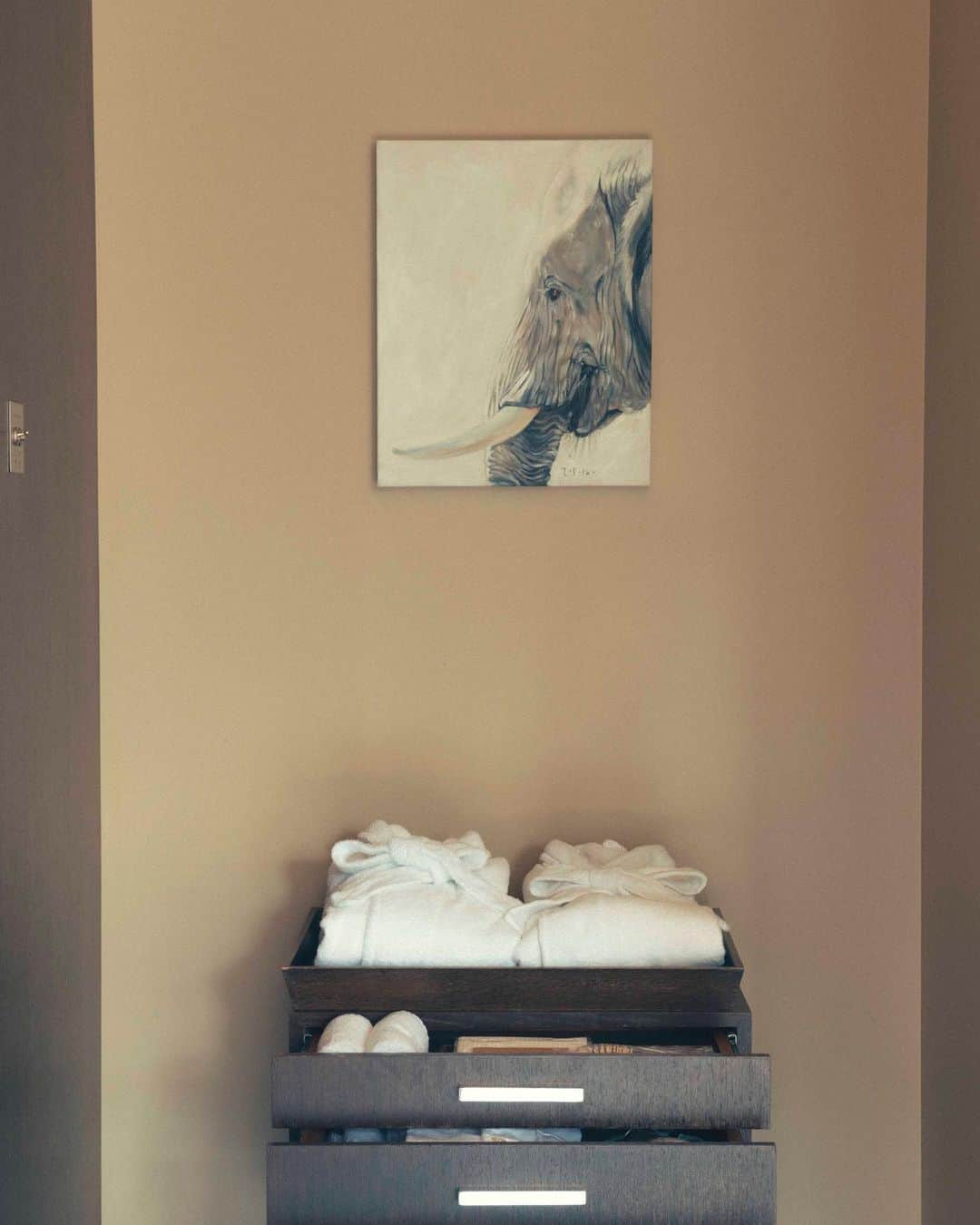 with the styleのインスタグラム：「⁡ 【Double Suite Room_2】 ⁡ バスルームには吹き抜けの天井に天窓。 太陽の光や夜空の星の輝きを浴びながらの バスタイムは贅の極み。 アメニティはOltanaを採用。 ワンランク上のステイをお楽しみいただけます。 ⁡ ⁡ ⁡」