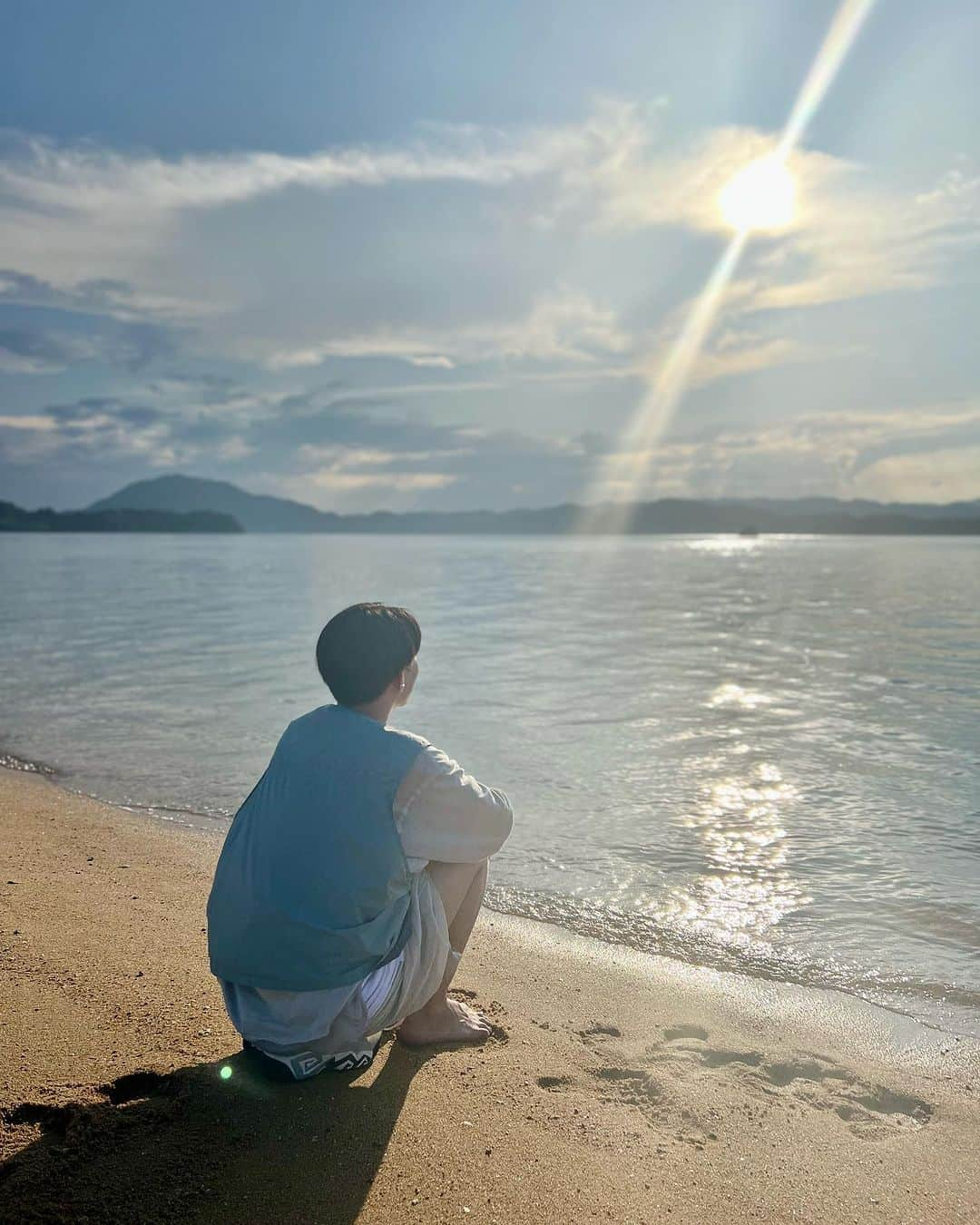 坂口涼太郎のインスタグラム：「💯🍑🏝️ ワンハンドレッドアイランド、百島。 このあと私は海で沐浴しました。 田中さんごちそうさまでした。 #百島  #田中屋 @mozztanakaya  #広島   🌞 #あさイチ @nhk_asaichi   #お涼服　 Styling : #東正晃　 シャツ、パンツ @nephologistbyyh  ネックレス @hergo1985」