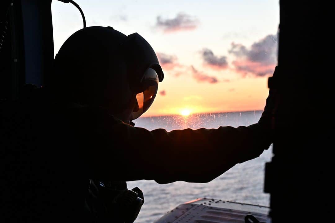 海上自衛隊さんのインスタグラム写真 - (海上自衛隊Instagram)「～見つめる先に～  訓練はナイトフライトへ続きます。  #守るべきものがある #しらぬい #SH60K #ヘリコプター #ここでしか見れない景色」8月24日 15時00分 - jmsdf_pr