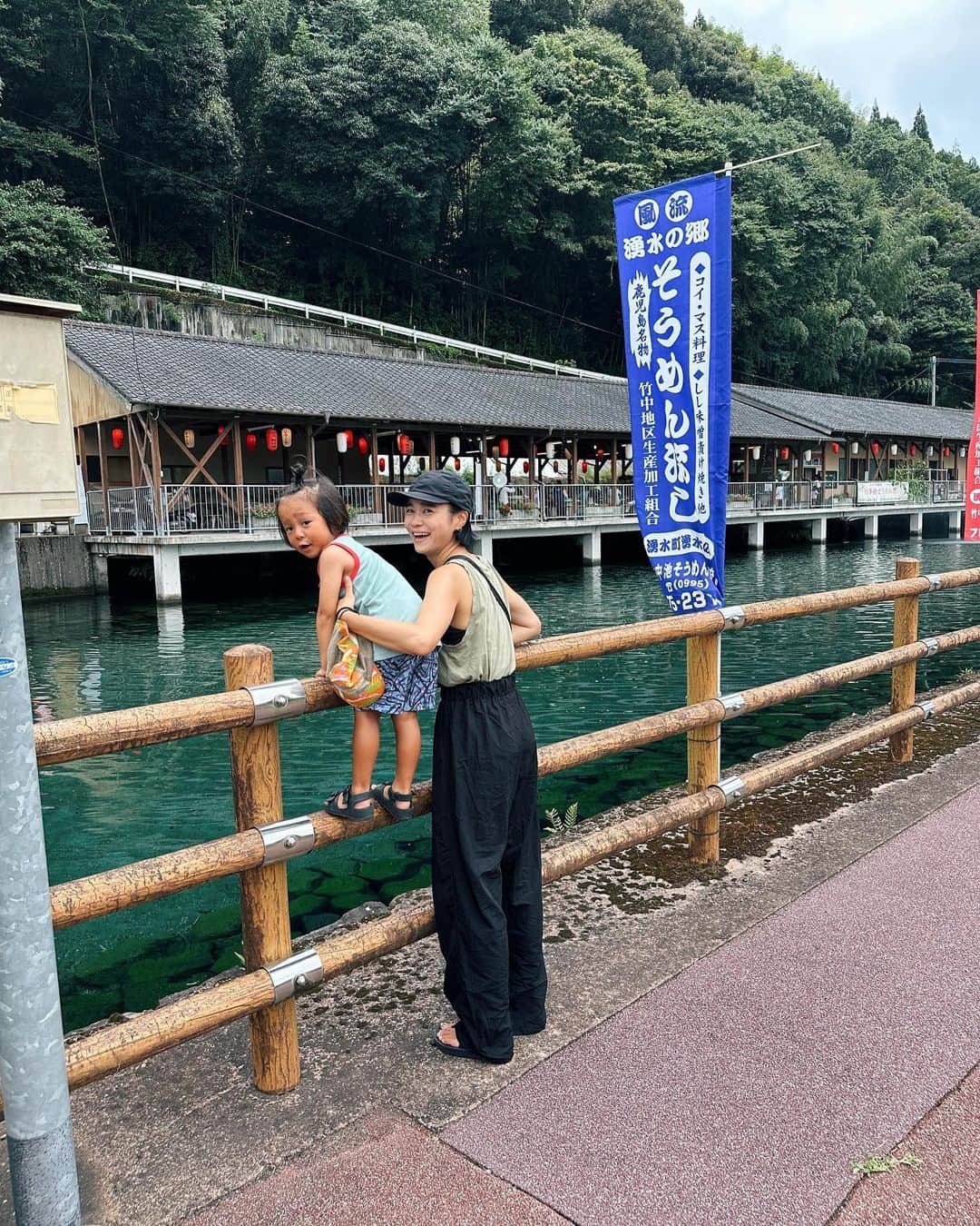 忍舞のインスタグラム：「人生初の流しそうめん 去年から行きたいと言ってたけど 去年は叶えられず  今年こそ✨ 息子の想像するクレヨンしんちゃんで出てくる流しそうめんではなかったけどww  楽しそうに沢山食べました💓  とても川が綺麗なところで プールもあったけど まさかの清掃の日で入らずガーーーンw  でも楽しかったね。  #流しそうめん #鹿児島 #4歳の夏休み」
