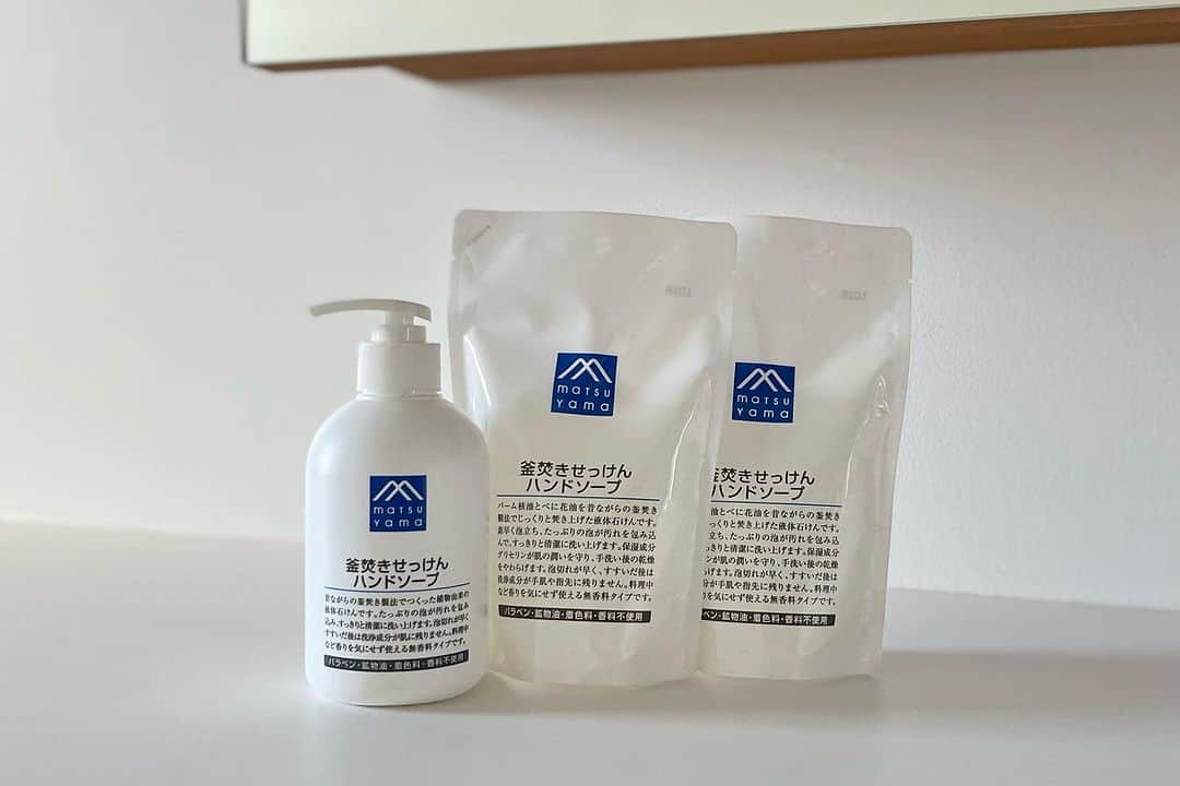 のインスタグラム：「【松山油脂オンラインストア】 釜焚きせっけんハンドソープ20％オフセット販売中！　本体1点と詰替用2点、計3点をセットにしてお求めやすい価格にしました。今一度、手洗いが重視されるようになっています。ぜひお役立てください。  商品ページへはストーリーズまたはハイライトの「新発売」のリンクへ>>>@matsuyama_official  #松山油脂 #matsuyama #mマークシリーズ #釜焚きせっけんハンドソープ #washandcare #japan #madeinjapan #新発売」