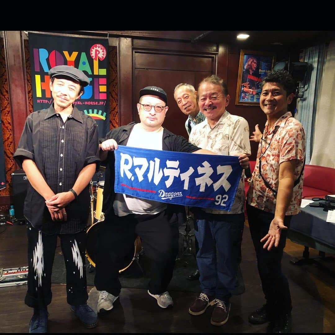 MONKYのインスタグラム：「昨日はThe Skeletons＠梅田ロイヤルホース  コロナから復帰したドラムの石川さんの白熱のドラムに痺れっぱなしでした。  ライブ途中からどうやって録音しようかとか考えてました。 これは作品にしないと！  めちゃくちゃカッコいいので、是非観に来てね！  次回のスケルトンズは11月27日、ロイヤルホース🏇🏇🏇  そして、名古屋から来た石垣さんはドラゴンズ魂をアピール。  石垣さんとは9月16日に名古屋ラブリーにて、名古屋の俊英メンバーとライブします。  名古屋行くのは久しぶり！  ぜひ乾杯しに来て下さい♬  ９月１６日（土）石垣篤友リーダーセッション Live at 名古屋 Jazz inn Lovely  ●Jazz inn Lovely （名古屋市東区東桜1-10-15）   ●open 18:00/ start  19:30（2set）    ●charge  3000円　   ●問い合わせ　 Jazz inn Lovely  052-951-6085 メール予約 info@jazzinnlovely.com　https://www.jazzinnlovely.com/index.html    ●出演  MONKY(sax) 石垣篤友(b) 森永理美(pf) 砂掛康浩(g) 大森ひろ(dr)   ●1993年にBlack Bottom Brass Bandでメジャーデビューして以降、24枚のアルバムをリリースし、フジロックを始め国内外の大型フェスに幾度も出演してきたSAX奏者 MONKY。2020年からソロ活動を本格化し、スモーキーな音色でFunkyにSwingするサウンドはJAZZファンのみならずFUNK/SOULファンも必見！ そんな MONKYと名古屋の凄腕ミュージシャンのJAZZ FUNKなセッション。 ミラクルなケミストリーの予感！！ぜひ体感しに来て下さい。  イベントページ https://fb.me/e/1ien4PwC5」