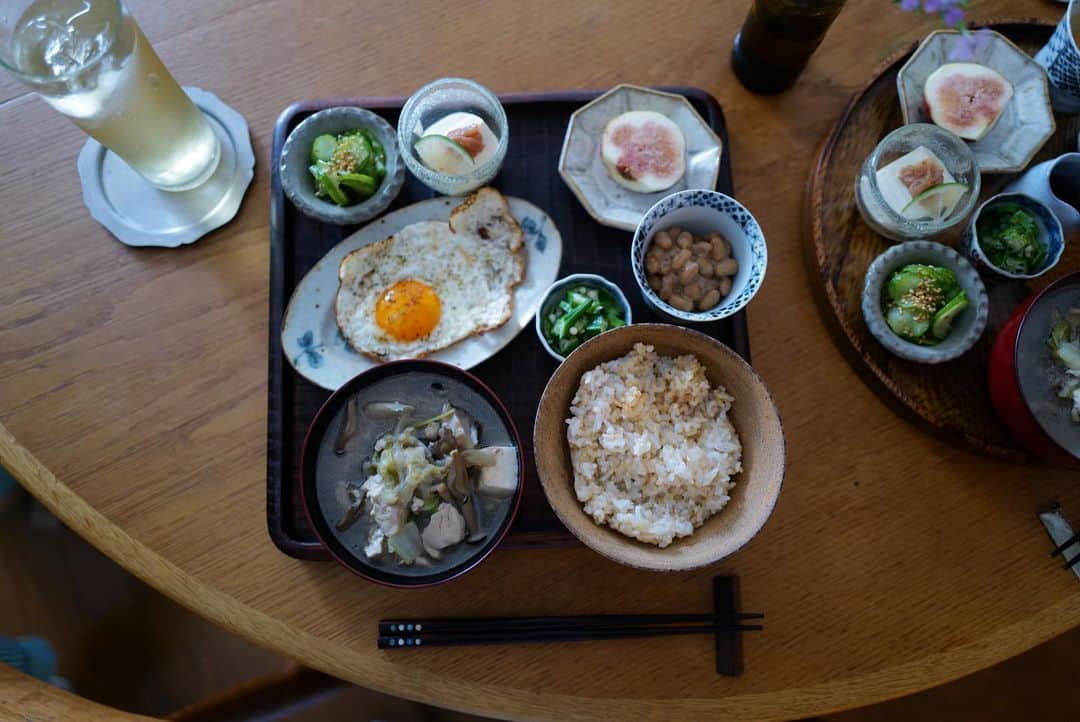 高山都さんのインスタグラム写真 - (高山都Instagram)「この夏は何本ゴーヤとキュウリを食べているのだろう。  昨夜は、塩揉みして(苦味が強い子だったから)10秒茹でたゴーヤと塩揉みして出てきた水分絞ったキュウリを叩いた梅とオリーブオイル、仁淀川山椒(高知の大好きなやつ)で和えた。  モロヘイヤは茹でて刻んで、だし醤油とカツオでおひたし。  金時草は茹でて鶏がらスープとごま油で和えてナムルに。  ニンニクとなたね油熱して、砂抜きしたアサリと酒で蓋して酒蒸しに、貝の口が開いたら刻んだ空芯菜入れてすぐ火を止める。(予熱でいける)  昨日は、夏のお鍋の献立に。 簡単かつ、栄養バランスは無敵だと思う。  残ったスープもまたご馳走で、翌日の楽しみです。 朝食は夫は目玉焼き、わたしは卵かけご飯。 (お茶碗の位置逆になってしまった。)  #みやれゴハン  最近、揚げ物にも炒め物にも目玉焼きにも使うなたね油が美味しすぎて、リピートオーダーした。 唐揚げも春巻きもパリッとカリッと揚がるし、酸化しにくいから、濾して翌日も使えるのも嬉しい。 @schuzlmither.jp そして、丁寧に絞られた味が美味しい。  仕事は忙しい時期は、やっぱり家ごはんで体調整えるのが1番安心。翌日の浮腫みも少ないし、気をつけられる。 その分、休みの前日はめっちゃ飲む🍷🍺 塩分多い物も食べれる🤣  #副菜　#レシピ　#ゴーヤ　#和え物 #おうちごはん」8月24日 15時08分 - miyare38