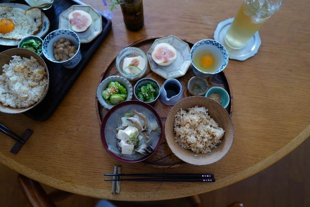 高山都さんのインスタグラム写真 - (高山都Instagram)「この夏は何本ゴーヤとキュウリを食べているのだろう。  昨夜は、塩揉みして(苦味が強い子だったから)10秒茹でたゴーヤと塩揉みして出てきた水分絞ったキュウリを叩いた梅とオリーブオイル、仁淀川山椒(高知の大好きなやつ)で和えた。  モロヘイヤは茹でて刻んで、だし醤油とカツオでおひたし。  金時草は茹でて鶏がらスープとごま油で和えてナムルに。  ニンニクとなたね油熱して、砂抜きしたアサリと酒で蓋して酒蒸しに、貝の口が開いたら刻んだ空芯菜入れてすぐ火を止める。(予熱でいける)  昨日は、夏のお鍋の献立に。 簡単かつ、栄養バランスは無敵だと思う。  残ったスープもまたご馳走で、翌日の楽しみです。 朝食は夫は目玉焼き、わたしは卵かけご飯。 (お茶碗の位置逆になってしまった。)  #みやれゴハン  最近、揚げ物にも炒め物にも目玉焼きにも使うなたね油が美味しすぎて、リピートオーダーした。 唐揚げも春巻きもパリッとカリッと揚がるし、酸化しにくいから、濾して翌日も使えるのも嬉しい。 @schuzlmither.jp そして、丁寧に絞られた味が美味しい。  仕事は忙しい時期は、やっぱり家ごはんで体調整えるのが1番安心。翌日の浮腫みも少ないし、気をつけられる。 その分、休みの前日はめっちゃ飲む🍷🍺 塩分多い物も食べれる🤣  #副菜　#レシピ　#ゴーヤ　#和え物 #おうちごはん」8月24日 15時08分 - miyare38