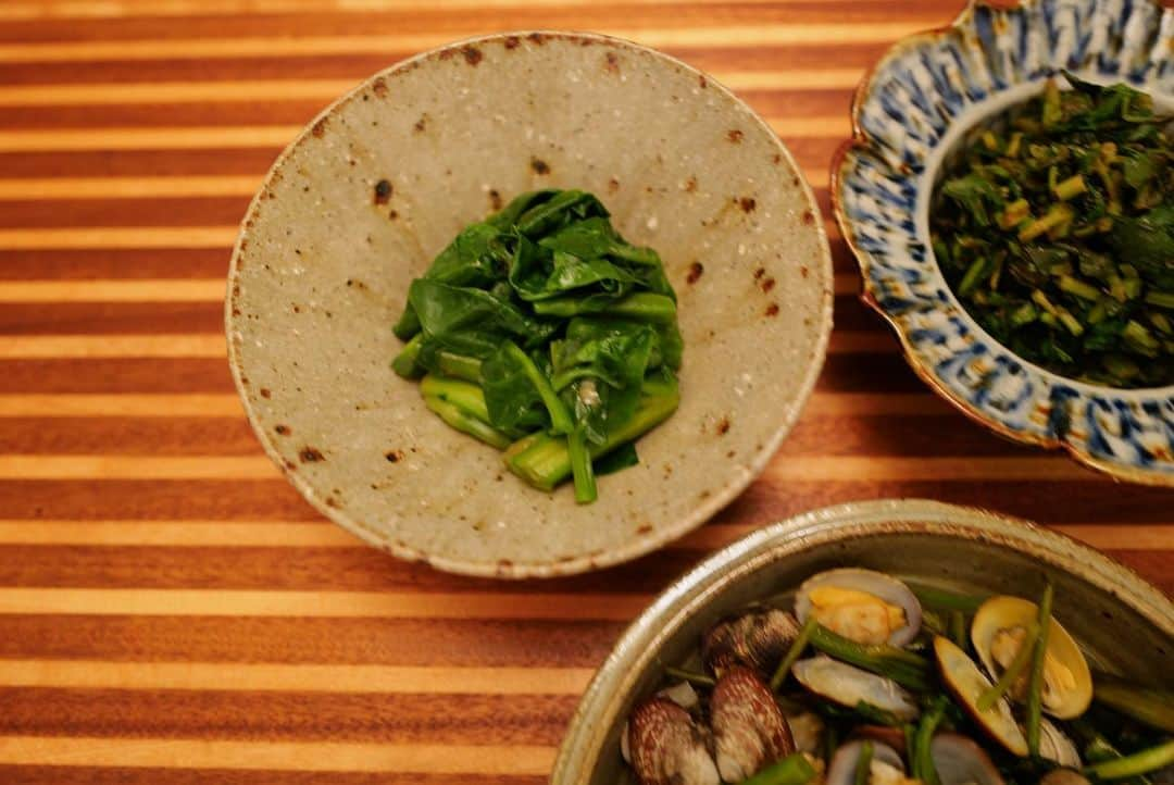 高山都さんのインスタグラム写真 - (高山都Instagram)「この夏は何本ゴーヤとキュウリを食べているのだろう。  昨夜は、塩揉みして(苦味が強い子だったから)10秒茹でたゴーヤと塩揉みして出てきた水分絞ったキュウリを叩いた梅とオリーブオイル、仁淀川山椒(高知の大好きなやつ)で和えた。  モロヘイヤは茹でて刻んで、だし醤油とカツオでおひたし。  金時草は茹でて鶏がらスープとごま油で和えてナムルに。  ニンニクとなたね油熱して、砂抜きしたアサリと酒で蓋して酒蒸しに、貝の口が開いたら刻んだ空芯菜入れてすぐ火を止める。(予熱でいける)  昨日は、夏のお鍋の献立に。 簡単かつ、栄養バランスは無敵だと思う。  残ったスープもまたご馳走で、翌日の楽しみです。 朝食は夫は目玉焼き、わたしは卵かけご飯。 (お茶碗の位置逆になってしまった。)  #みやれゴハン  最近、揚げ物にも炒め物にも目玉焼きにも使うなたね油が美味しすぎて、リピートオーダーした。 唐揚げも春巻きもパリッとカリッと揚がるし、酸化しにくいから、濾して翌日も使えるのも嬉しい。 @schuzlmither.jp そして、丁寧に絞られた味が美味しい。  仕事は忙しい時期は、やっぱり家ごはんで体調整えるのが1番安心。翌日の浮腫みも少ないし、気をつけられる。 その分、休みの前日はめっちゃ飲む🍷🍺 塩分多い物も食べれる🤣  #副菜　#レシピ　#ゴーヤ　#和え物 #おうちごはん」8月24日 15時08分 - miyare38