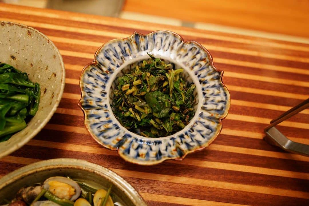 高山都さんのインスタグラム写真 - (高山都Instagram)「この夏は何本ゴーヤとキュウリを食べているのだろう。  昨夜は、塩揉みして(苦味が強い子だったから)10秒茹でたゴーヤと塩揉みして出てきた水分絞ったキュウリを叩いた梅とオリーブオイル、仁淀川山椒(高知の大好きなやつ)で和えた。  モロヘイヤは茹でて刻んで、だし醤油とカツオでおひたし。  金時草は茹でて鶏がらスープとごま油で和えてナムルに。  ニンニクとなたね油熱して、砂抜きしたアサリと酒で蓋して酒蒸しに、貝の口が開いたら刻んだ空芯菜入れてすぐ火を止める。(予熱でいける)  昨日は、夏のお鍋の献立に。 簡単かつ、栄養バランスは無敵だと思う。  残ったスープもまたご馳走で、翌日の楽しみです。 朝食は夫は目玉焼き、わたしは卵かけご飯。 (お茶碗の位置逆になってしまった。)  #みやれゴハン  最近、揚げ物にも炒め物にも目玉焼きにも使うなたね油が美味しすぎて、リピートオーダーした。 唐揚げも春巻きもパリッとカリッと揚がるし、酸化しにくいから、濾して翌日も使えるのも嬉しい。 @schuzlmither.jp そして、丁寧に絞られた味が美味しい。  仕事は忙しい時期は、やっぱり家ごはんで体調整えるのが1番安心。翌日の浮腫みも少ないし、気をつけられる。 その分、休みの前日はめっちゃ飲む🍷🍺 塩分多い物も食べれる🤣  #副菜　#レシピ　#ゴーヤ　#和え物 #おうちごはん」8月24日 15時08分 - miyare38