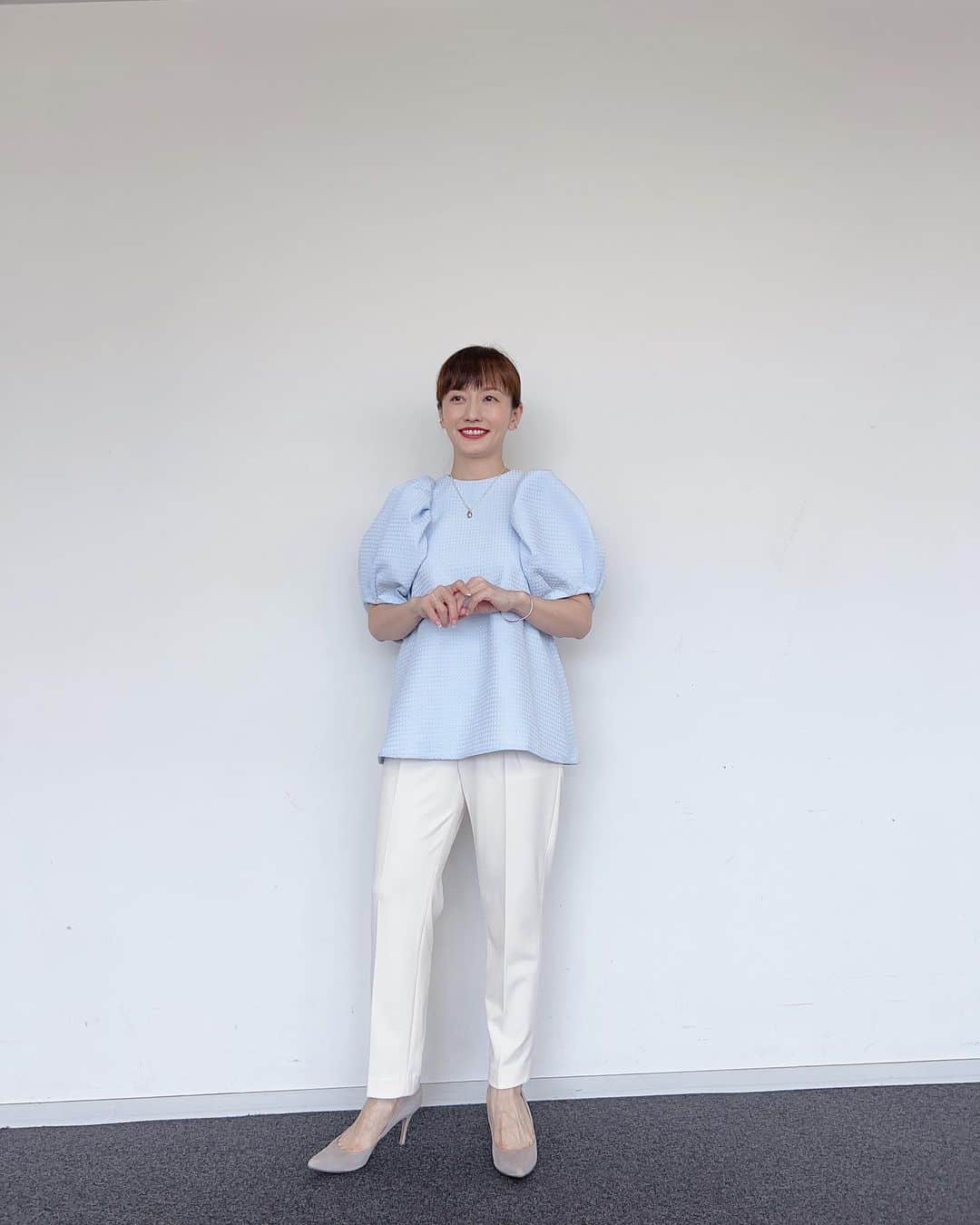 島本真衣のインスタグラム：「今日の『ワイド!スクランブル』で着用した衣装です🎤 イヤーカフがハートに見えました🤍  #ブラウス @ella_webshop   #パンツ @elura_official #エルーラ #elura  #ネックレス #バングル  @agete_official   #イヤーカフ @nojess_official   #パンプス @kanematsu_official」