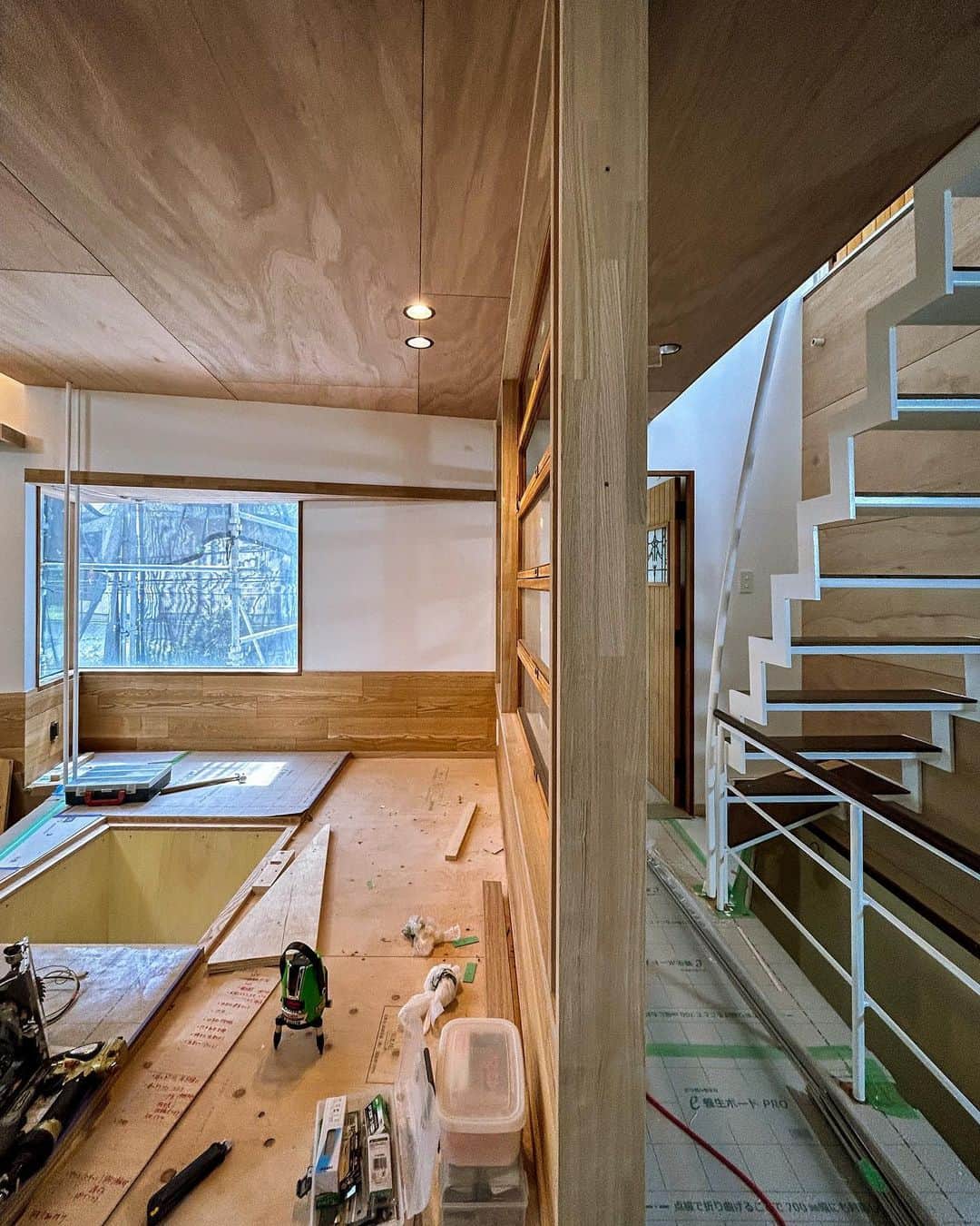 一級建築士事務所hausさんのインスタグラム写真 - (一級建築士事務所hausInstagram)「神戸市須磨区re.haus-sy  2階階段も白く塗られ、キッチンまわりは照明も入り仕上がりつつあります♪  RoomClipも見てね♪ ユーザー名:hausuma  このrehaus-syは私の自宅兼アトリエになります。 完成した暁には事務所はココの一階に移転となり、ショールームとしてオープンなスペースにしたいと思っています♪  □re.haus-sy□ 兵庫県神戸市須磨区 #rehaus_sy  #建築 #建築家 #家づくり #階段 #工事 #リノベーション #リフォーム #須磨 #須磨浦公園 #インテリアデザイン #神戸 #設計事務所 #天井 #キッチン #タモ #引越し #アトリエ #事務所移転 #renovation #reform #stairs #kitchen #suma #kobe #instahome #instahouse #roomclip #一級建築士事務所haus」8月24日 15時20分 - hausuma